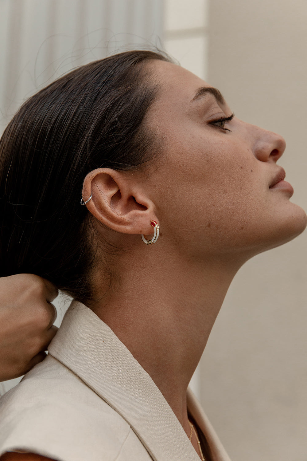 Pendientes aros pequeños diseño esmalte rojo y blanco con circonitas