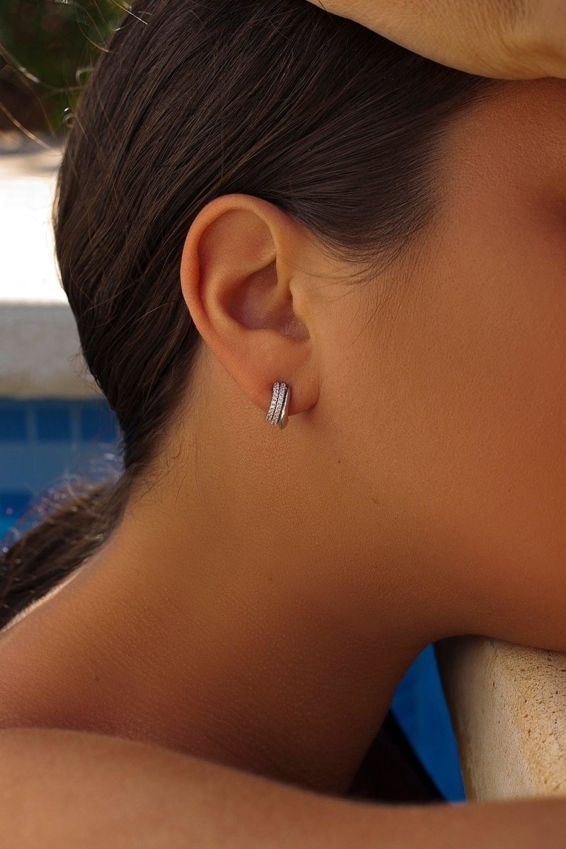 Boucles d'oreilles créoles petits design ondulées avec zircons serti