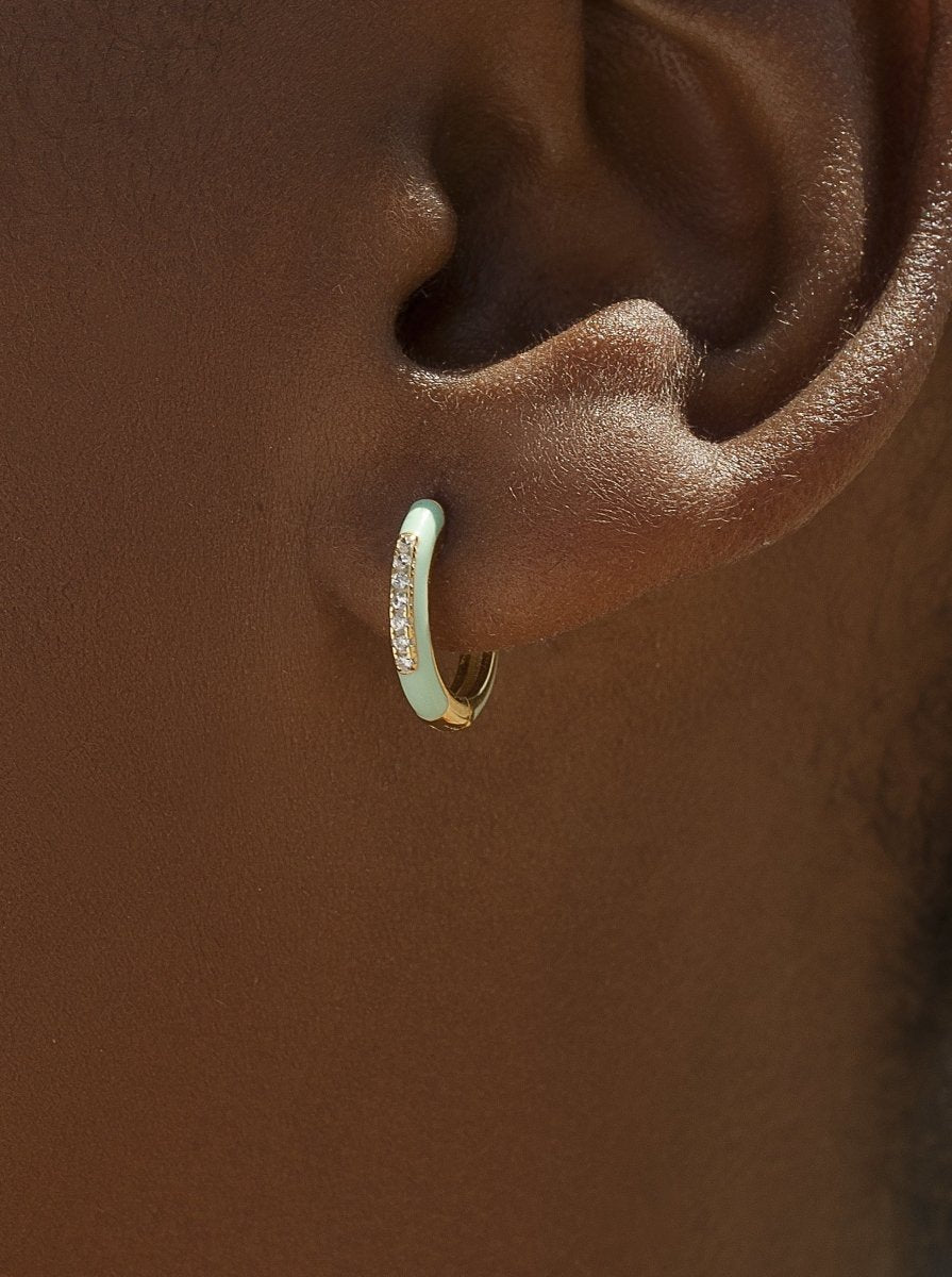 Pendientes aros pequeños esmalte tono menta y línea de circonitas centrales-LINEARGENT