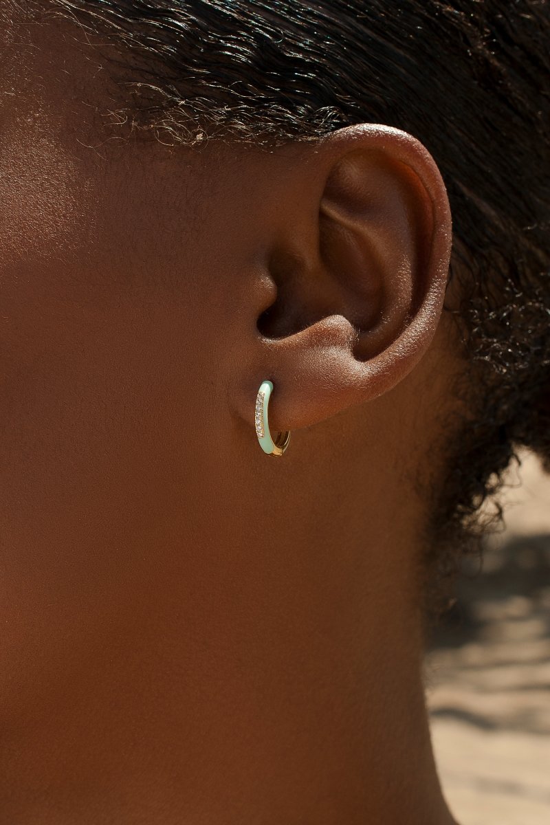 Pendientes aros pequeños esmalte tono menta y línea de circonitas centrales