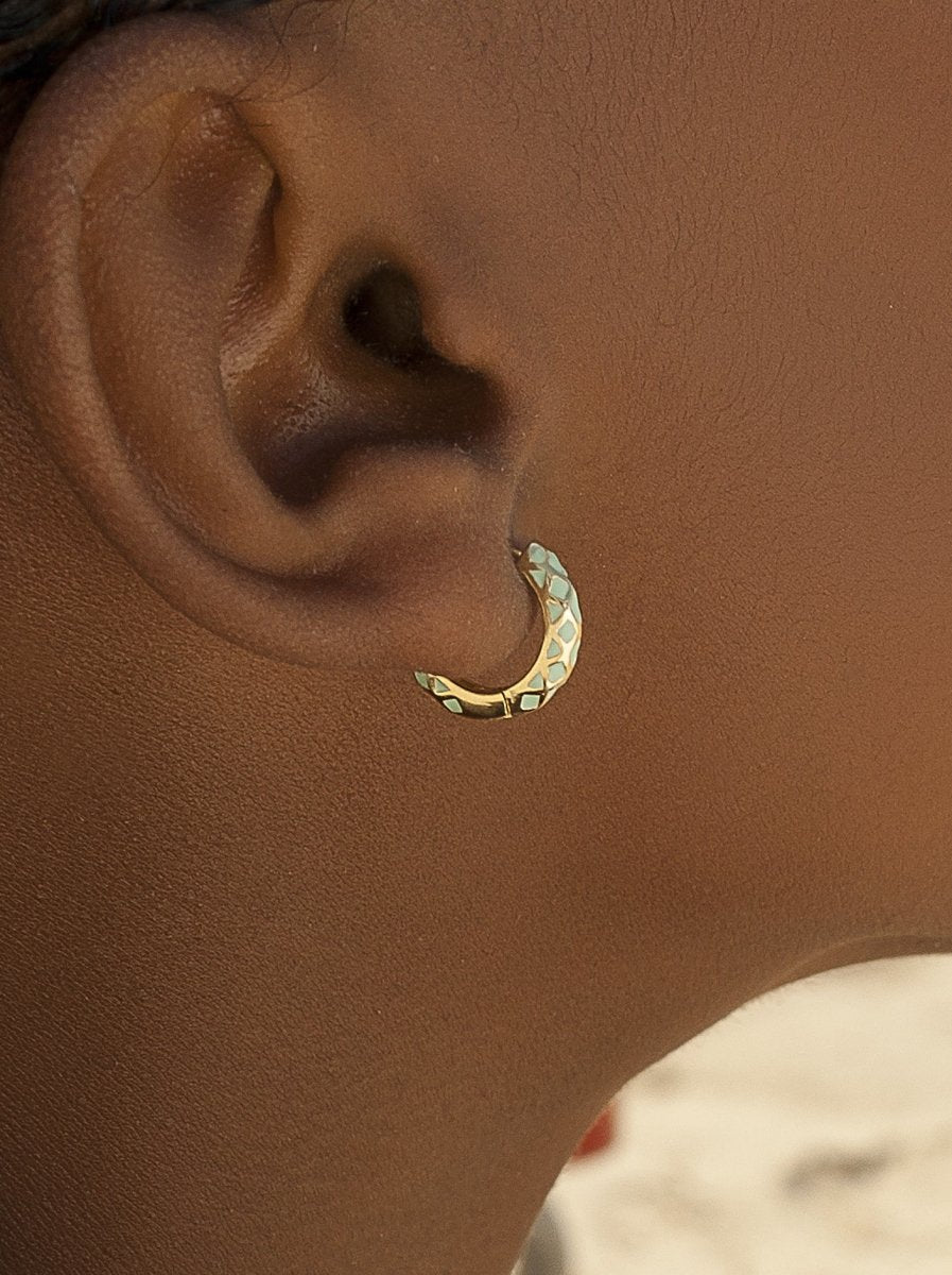 Pendientes aros pequeños estampado geométrico tono blanco-LINEARGENT