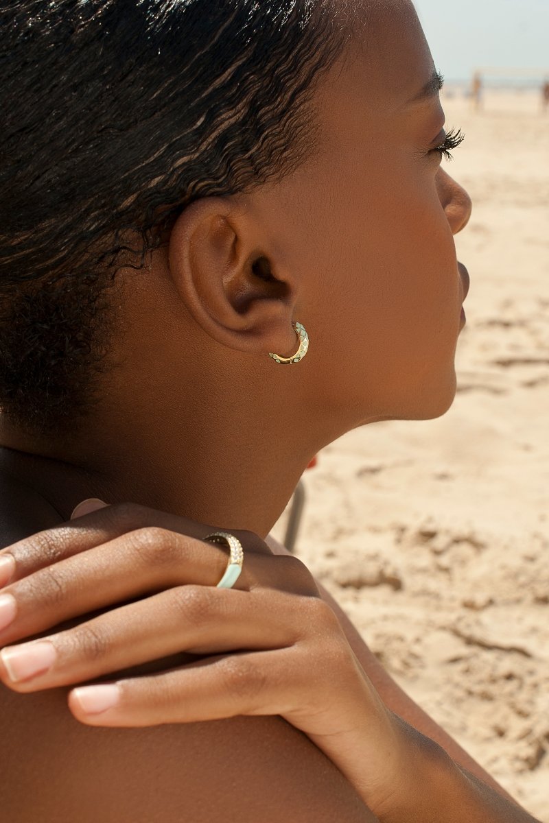 Pendientes aros pequeños estampado geométrico tono blanco-LINEARGENT