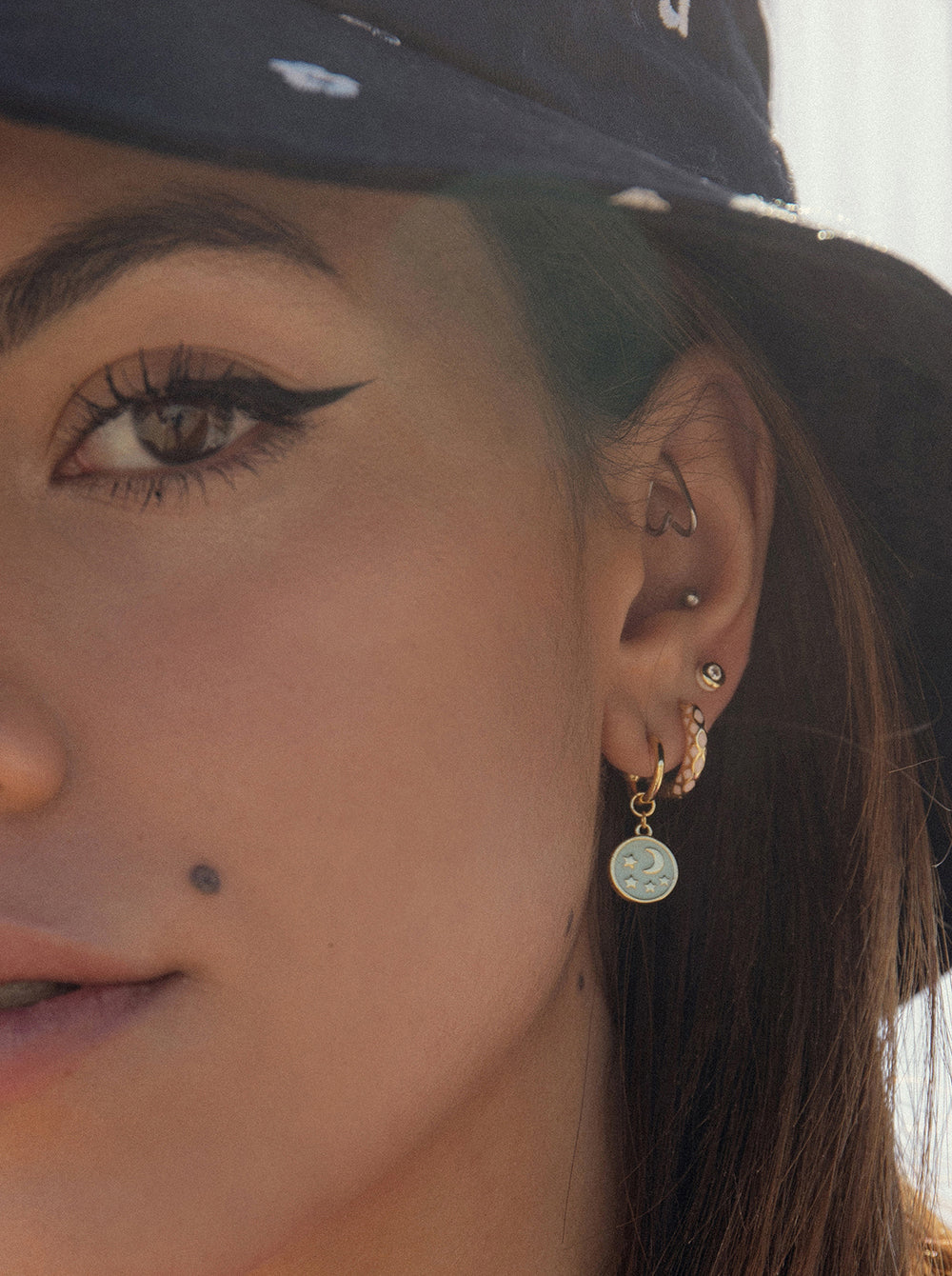 Pendientes aros pequeños estampado geométrico tono rosa