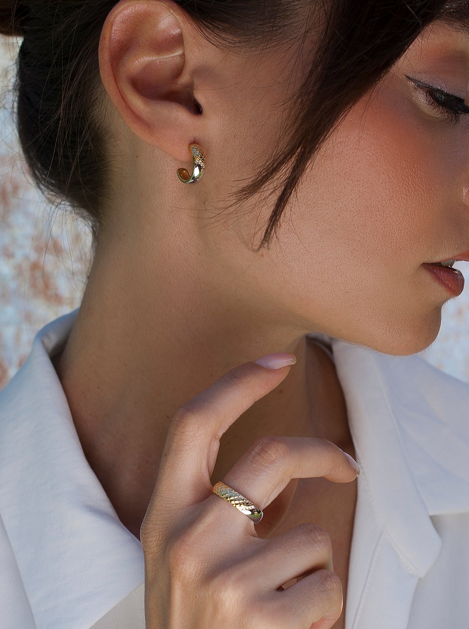 Pendientes bicolor de plata estilo aro con textura