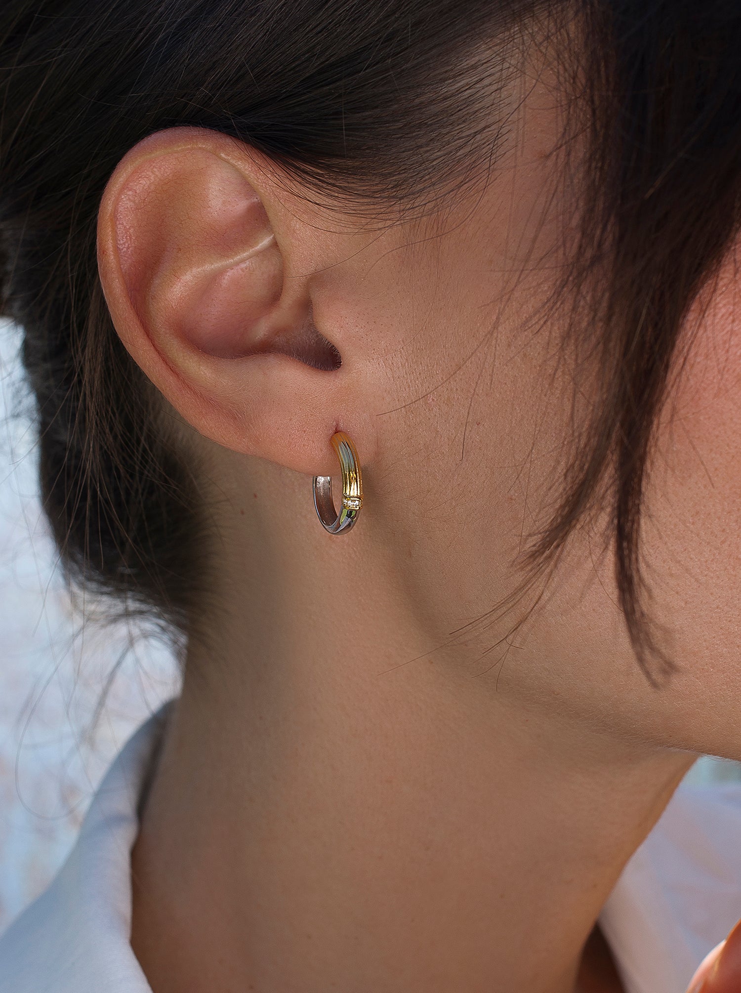 Pendientes bicolor de plata estilo aro con tira de circonitas