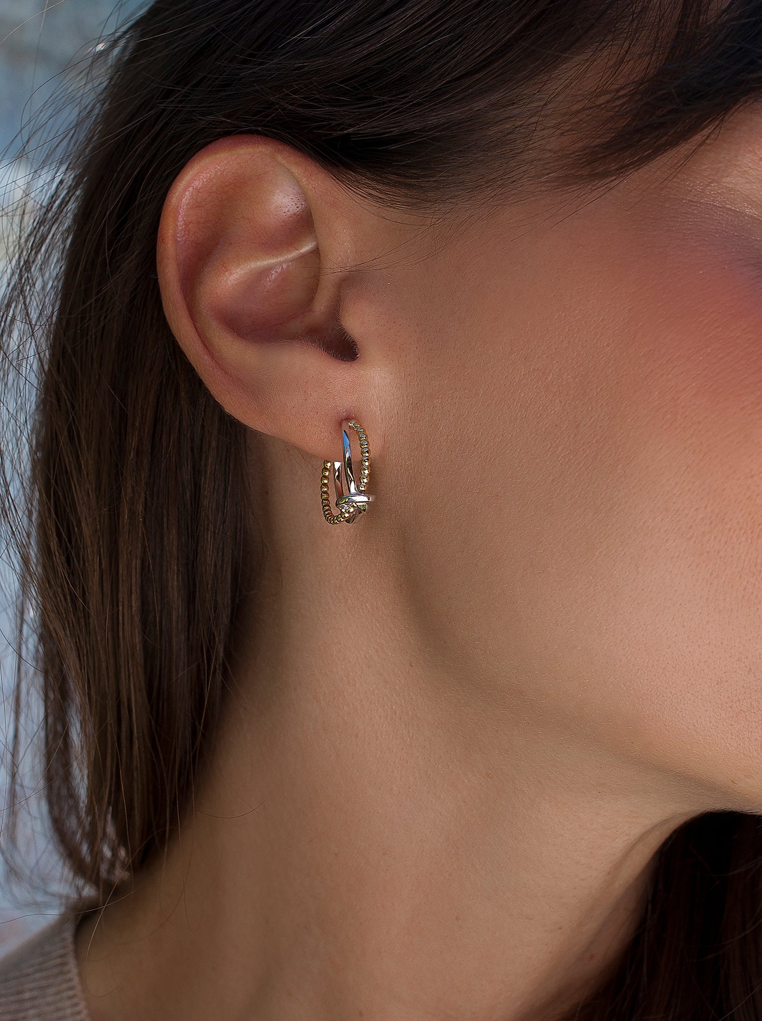 Pendientes bicolor de plata estilo aro diseño doble raíl con nudo