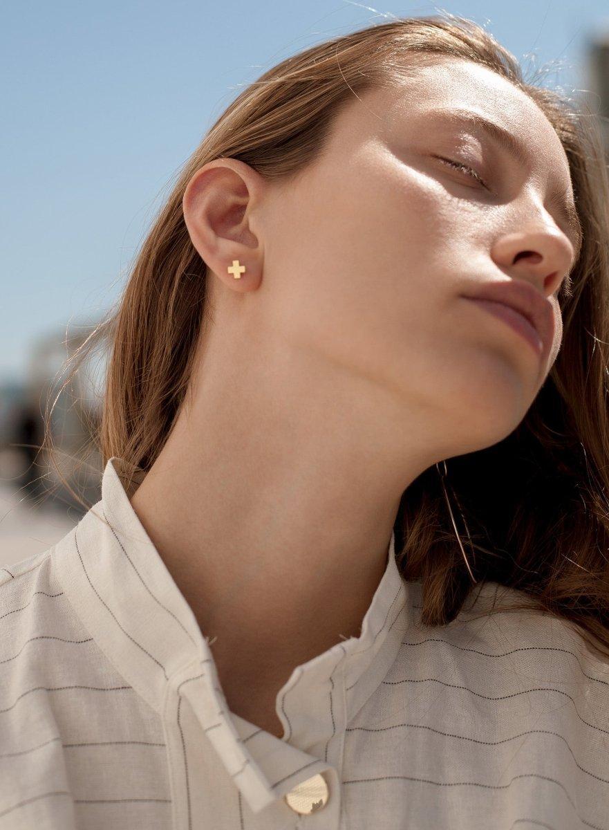 Boucles d'oreilles boutons design plaqués croisées de LINEARGENT