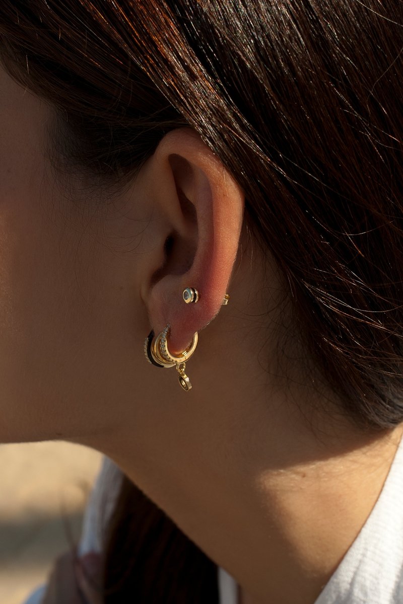 Pendientes botón diseño esmalte negro combinado con plata y circonita