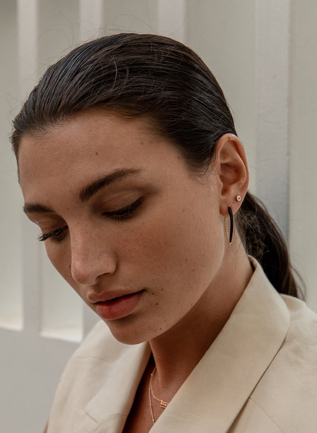 Boucles d'oreilles boutons design émail rouge combiné avec avec  largent et zircon