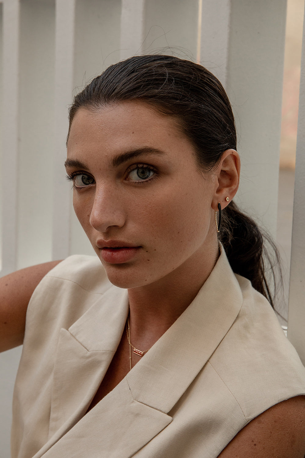 Boucles d'oreilles boutons design émail rouge combiné avec avec  largent et zircon