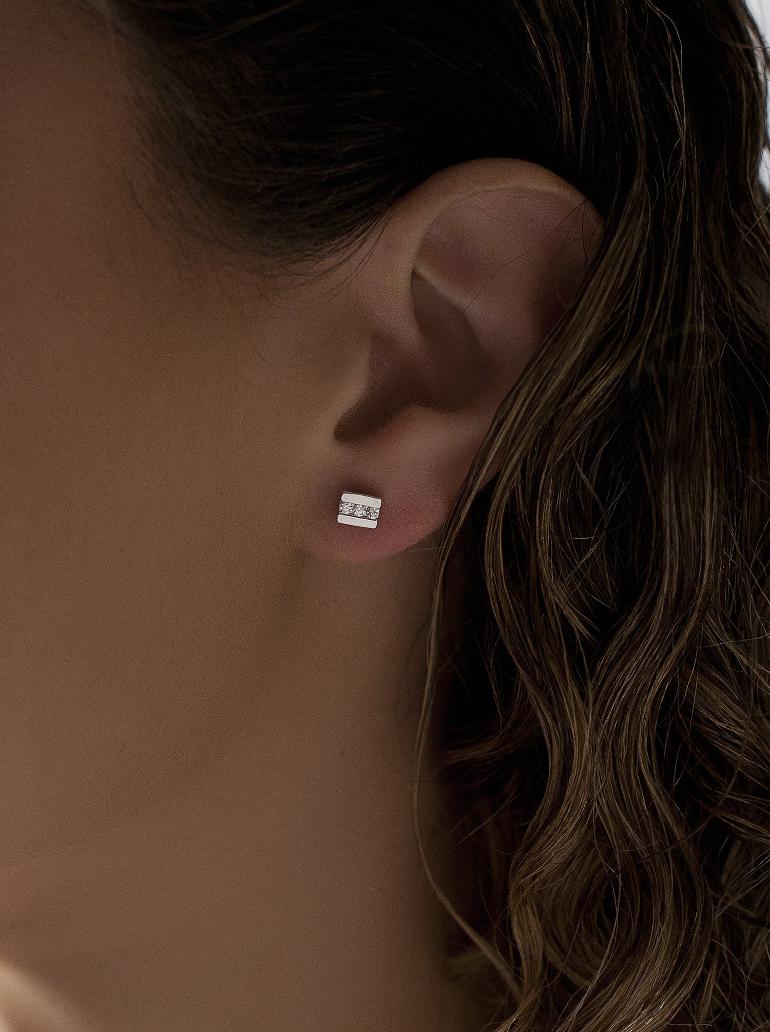 Boucles d'oreilles boutons design ligne de trois zircons-LINEARGENT