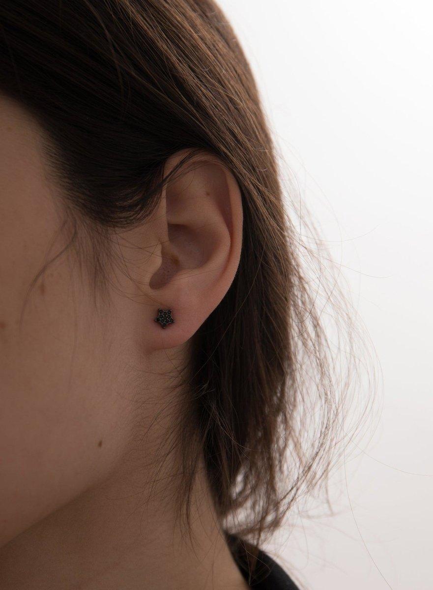 Pendientes brillantes pequeños bañados en rutenio motivo mini estrella