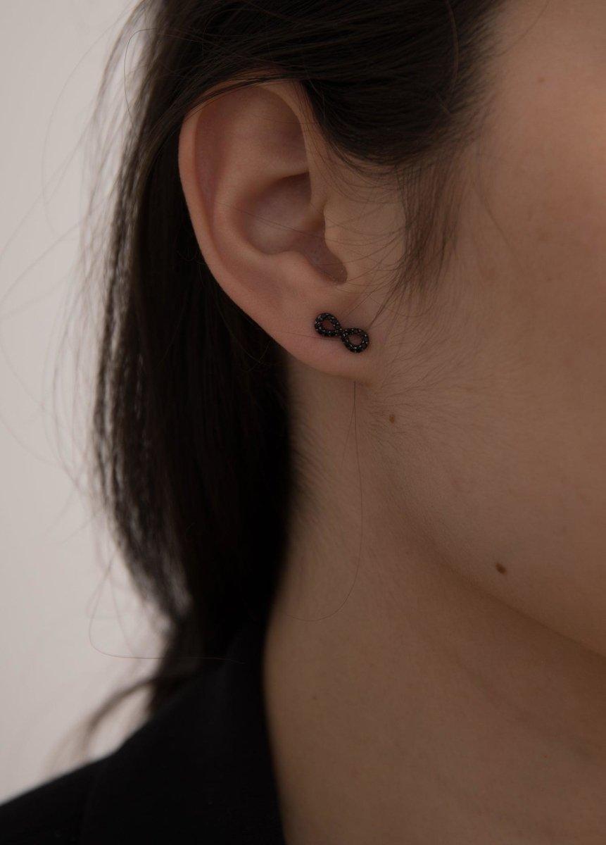 Pendientes brillantes pequeños baño de rutenio motivo infinito-LINEARGENT