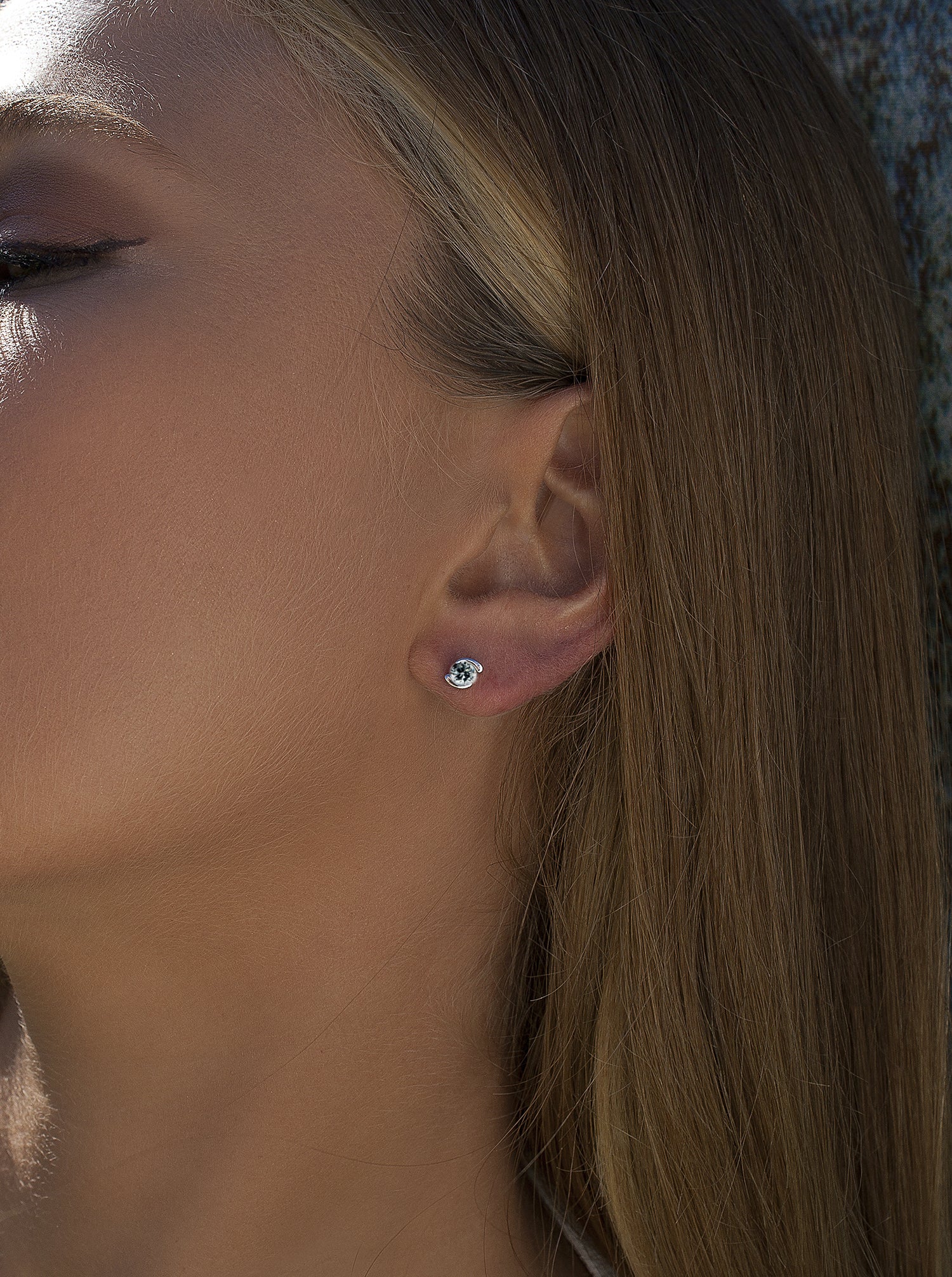 Pendientes brillantes pequeños diseño circonita central y grapas-LINEARGENT