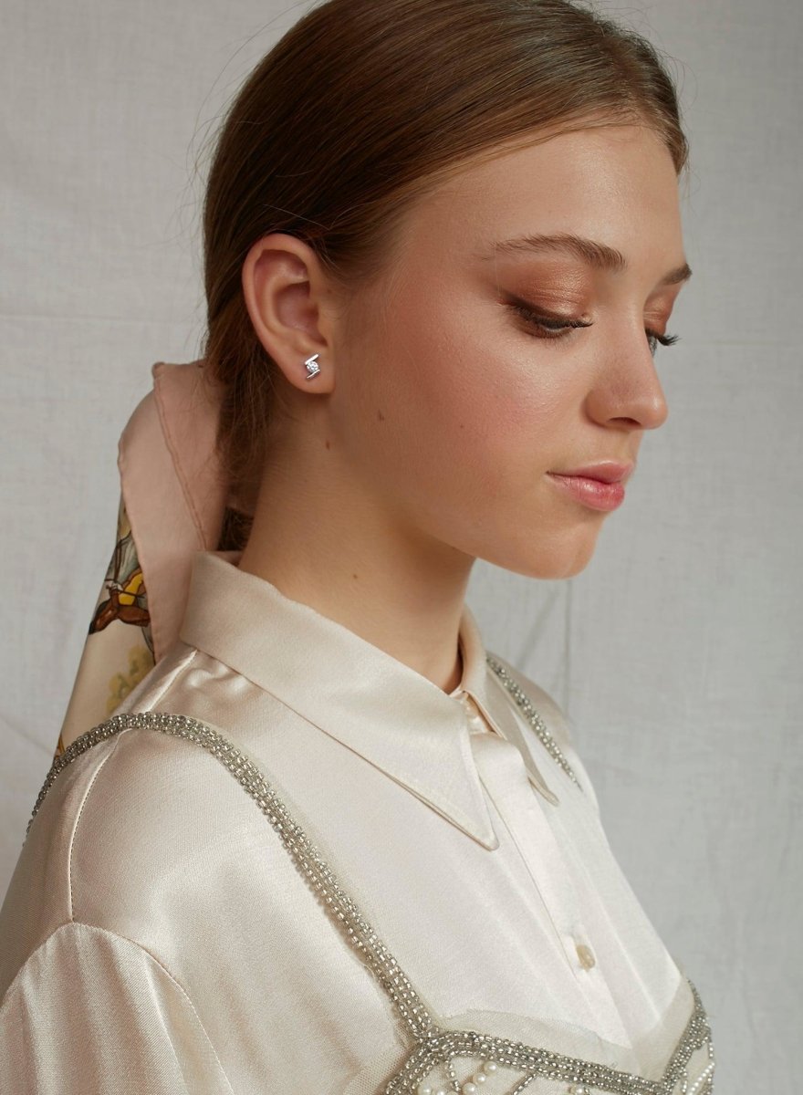 Pendientes brillantes pequeños diseño desigual con circonita central