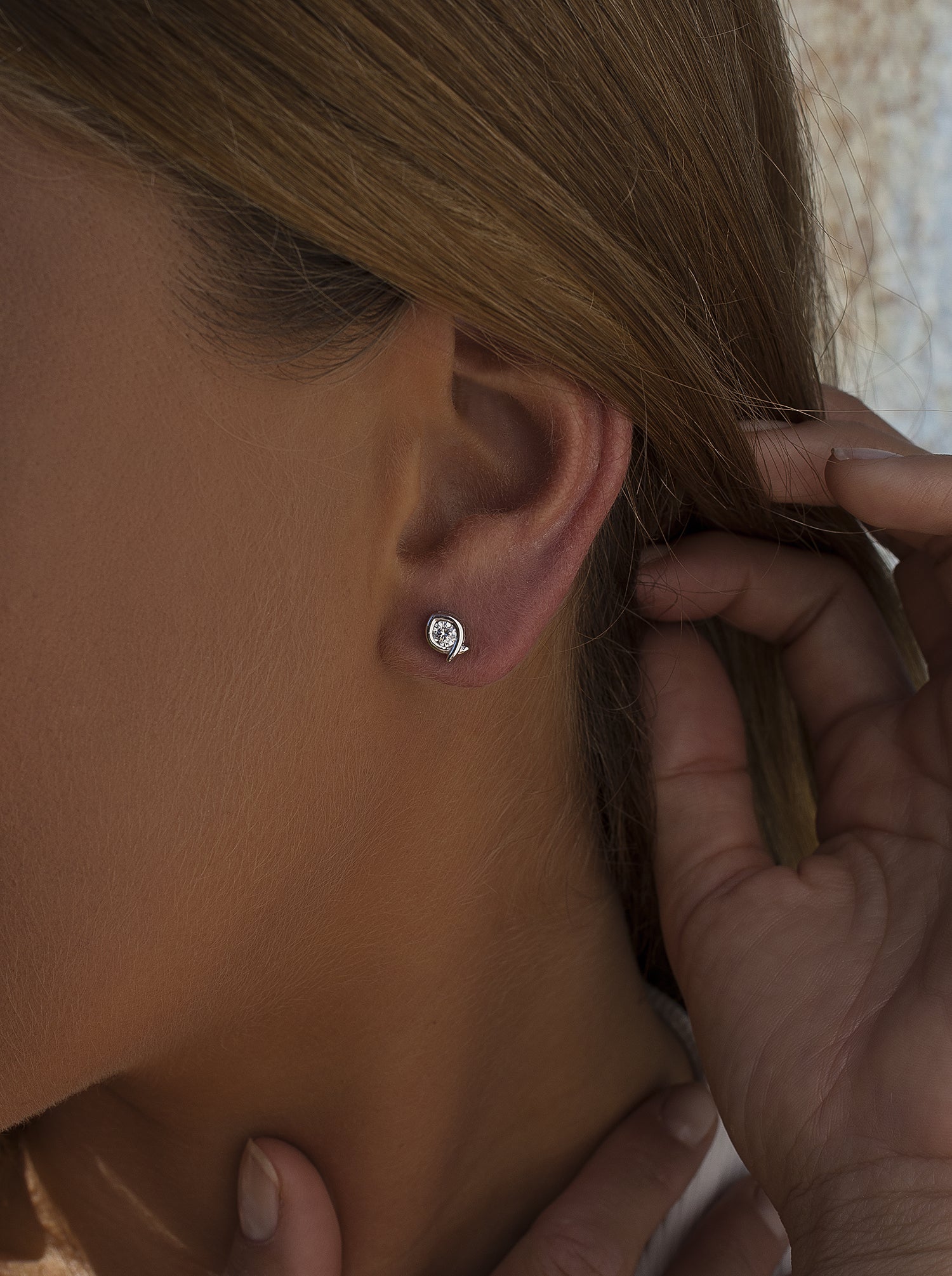 Pendientes brillantes pequeños diseño oval con circonita-LINEARGENT