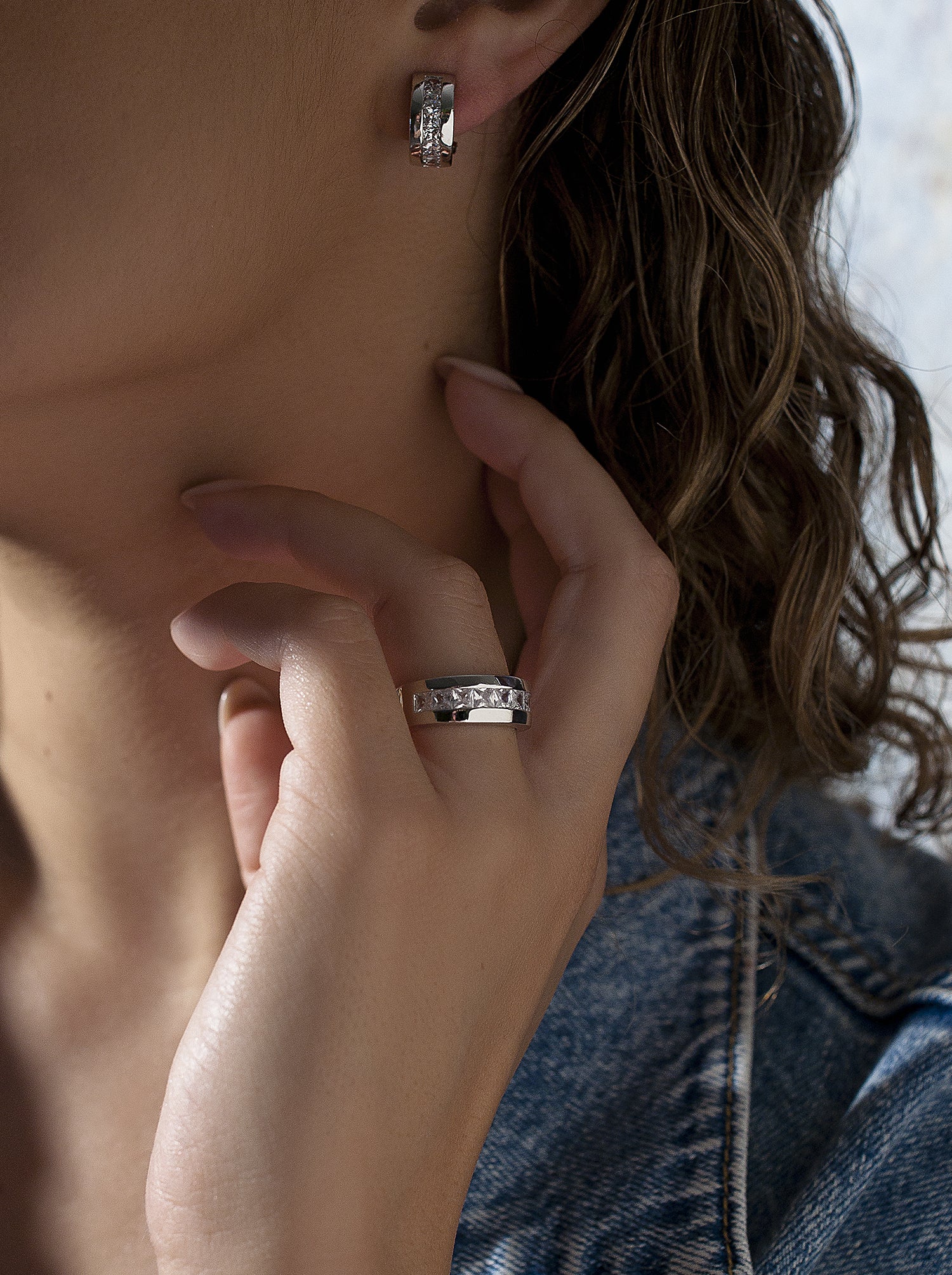 Pendientes cierre omega con circonita faceteada talla princesa