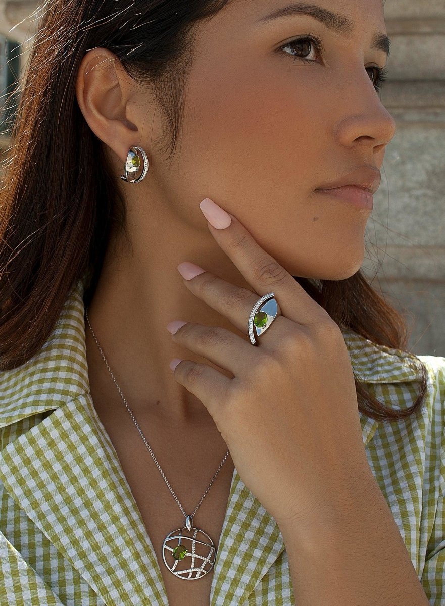 Pendientes cierre omega diseño de cuarzo adamantino verde-LINEARGENT