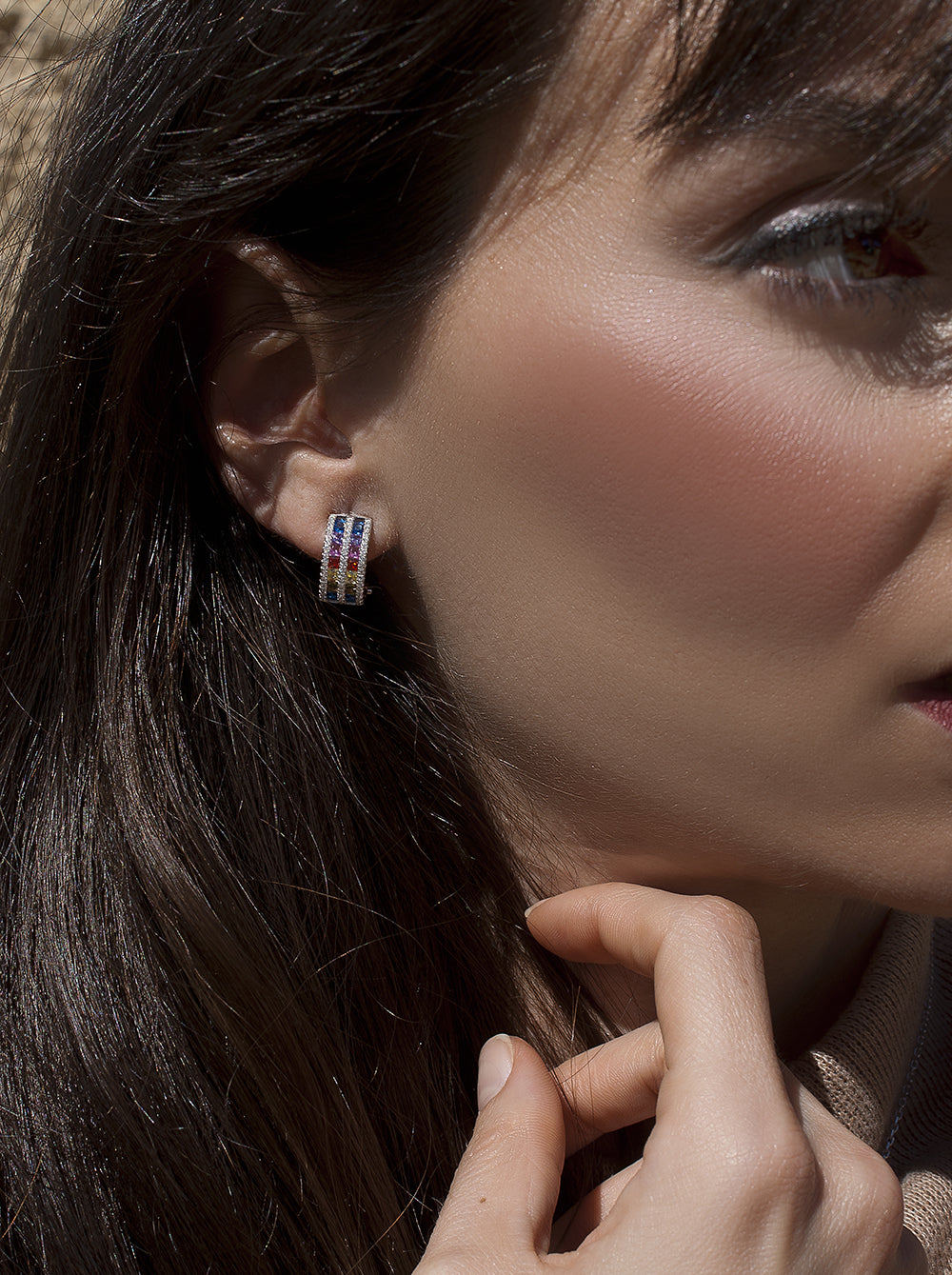 Pendientes cierre omega diseño doble raíl multicolor
