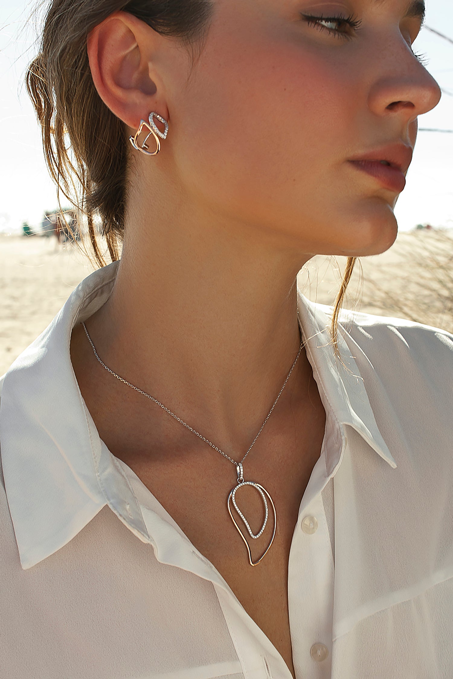 Pendientes cierre omega diseño gotas irregulares bicolores