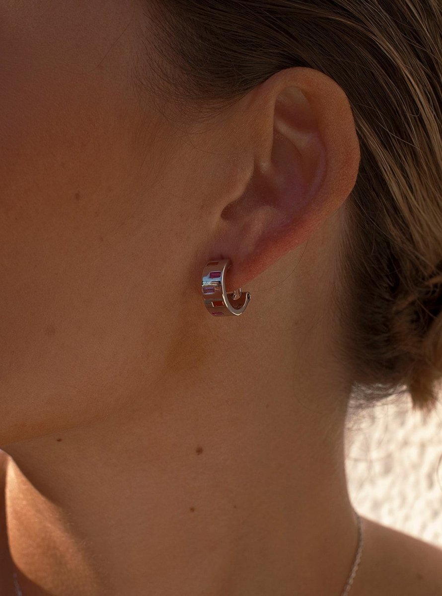 Pendientes cierre omega diseño multicolor de plata lisa