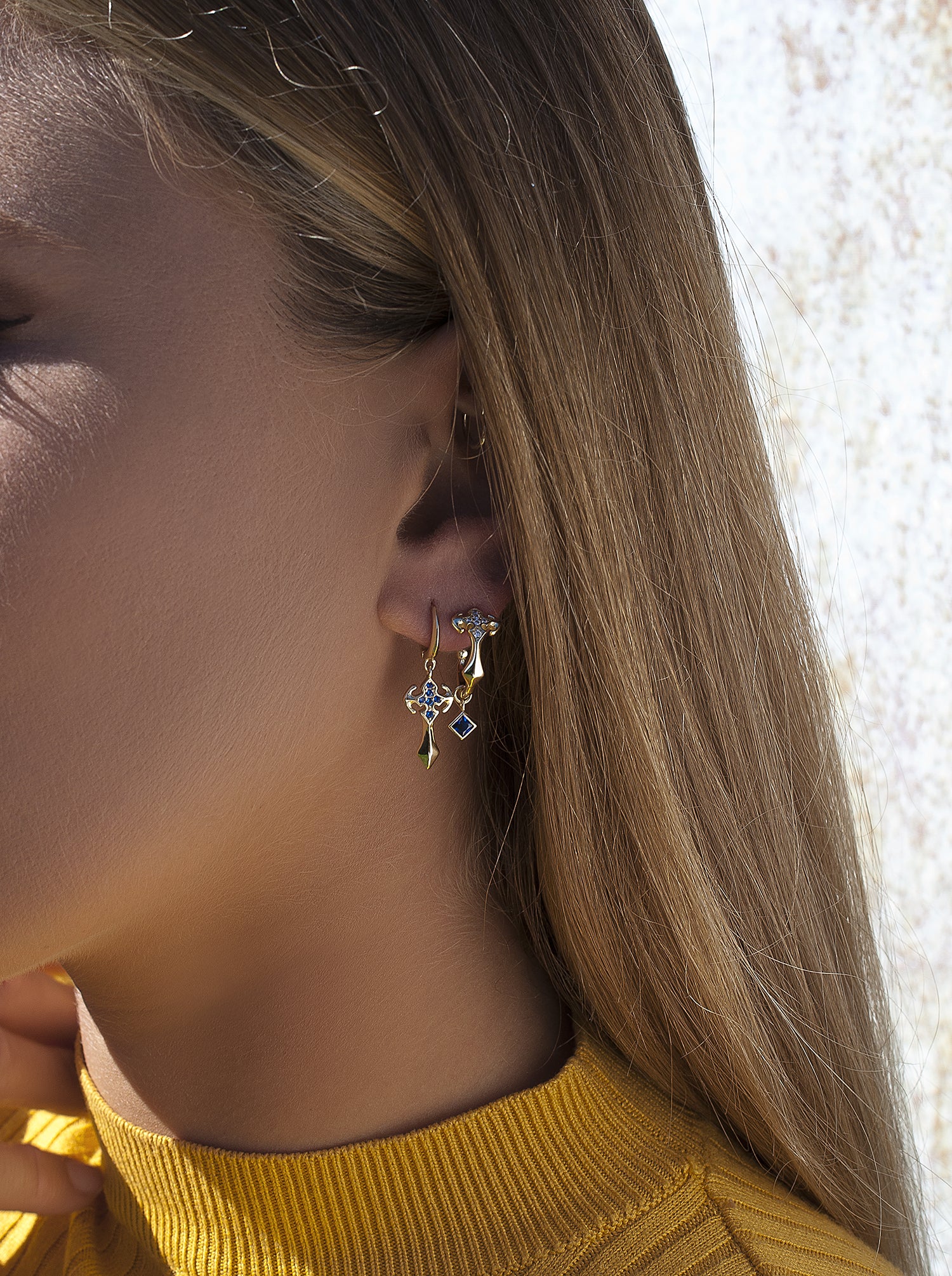 Pendientes con colgantes diseño cruz con gemas azurita