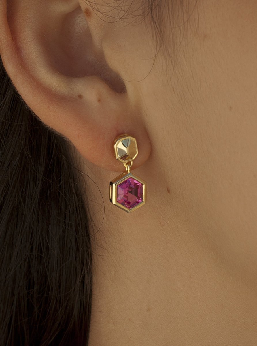 Pendientes con colgantes diseño hexagonal y gema fucsia-LINEARGENT