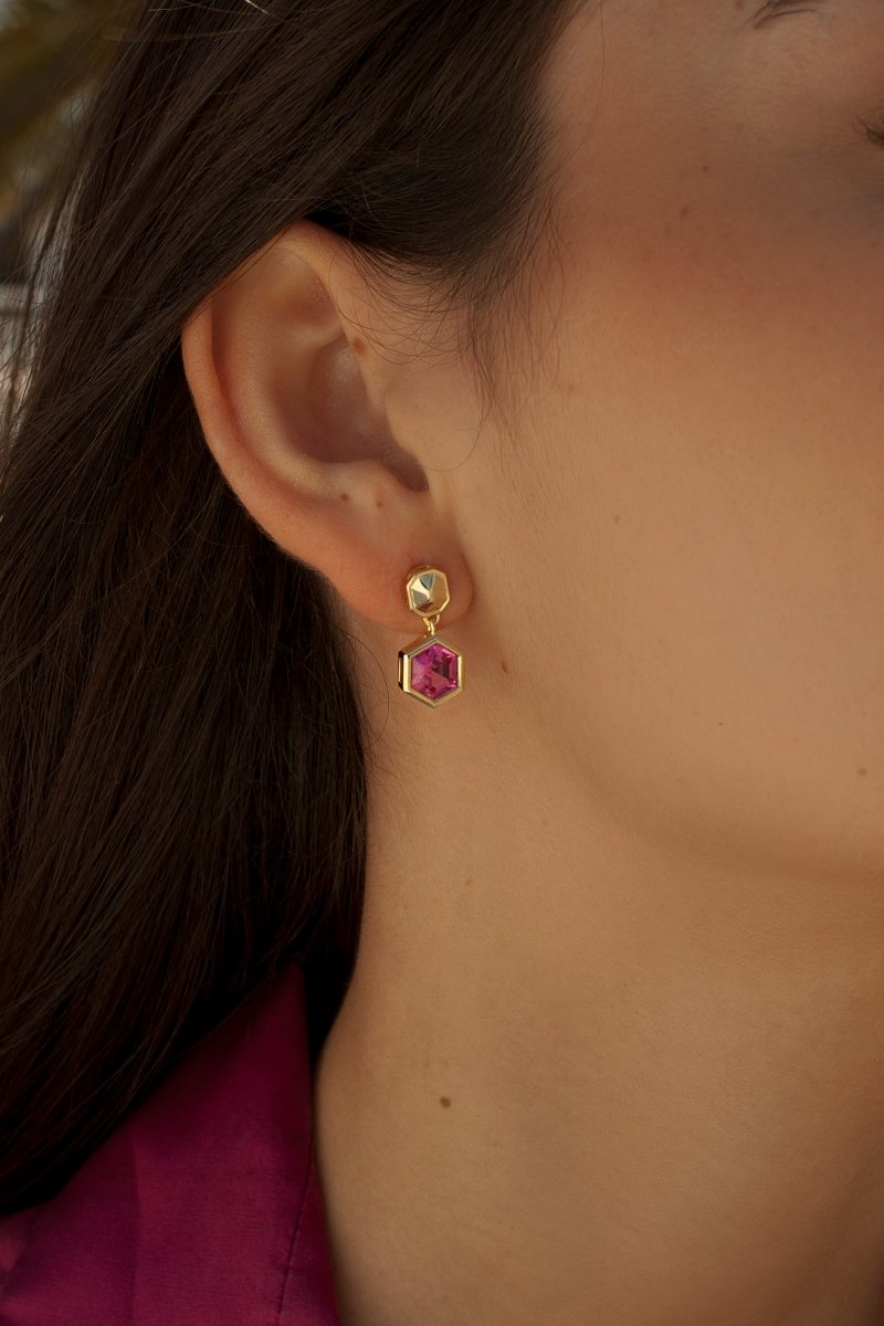Pendientes con colgantes diseño hexagonal y gema fucsia