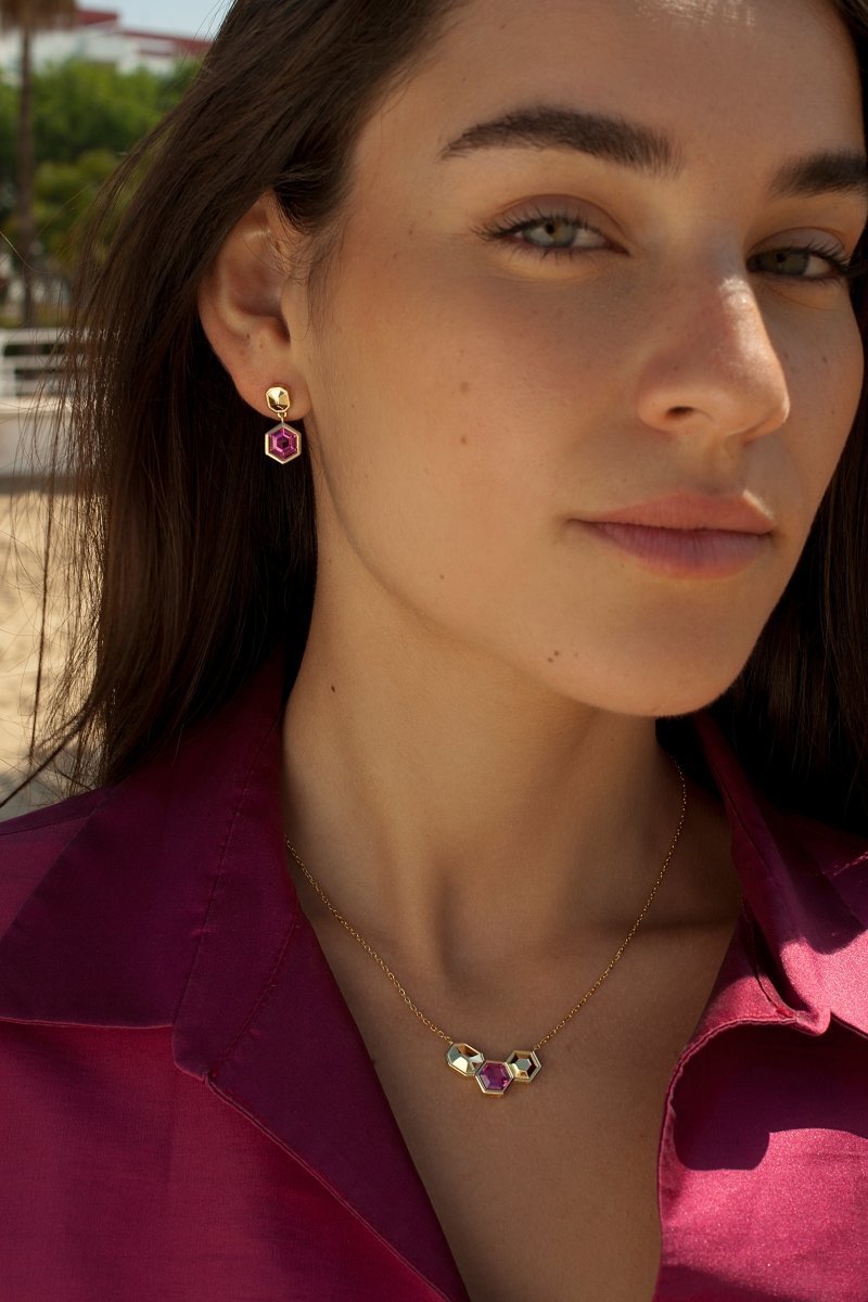 Pendientes con colgantes diseño hexagonal y gema fucsia