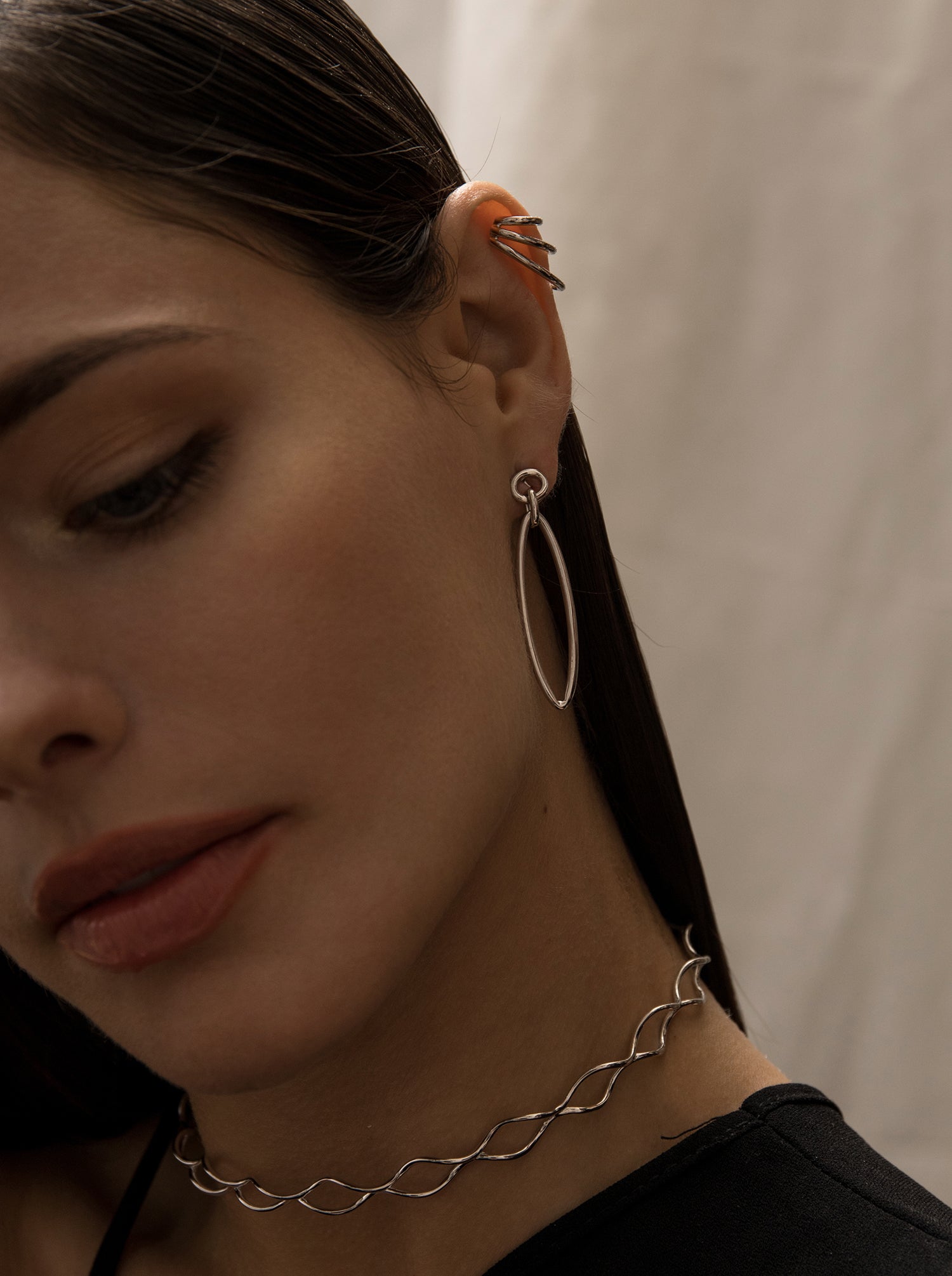 Pendientes con colgantes en plata lisa con un pequeño aro y diseño ovalado