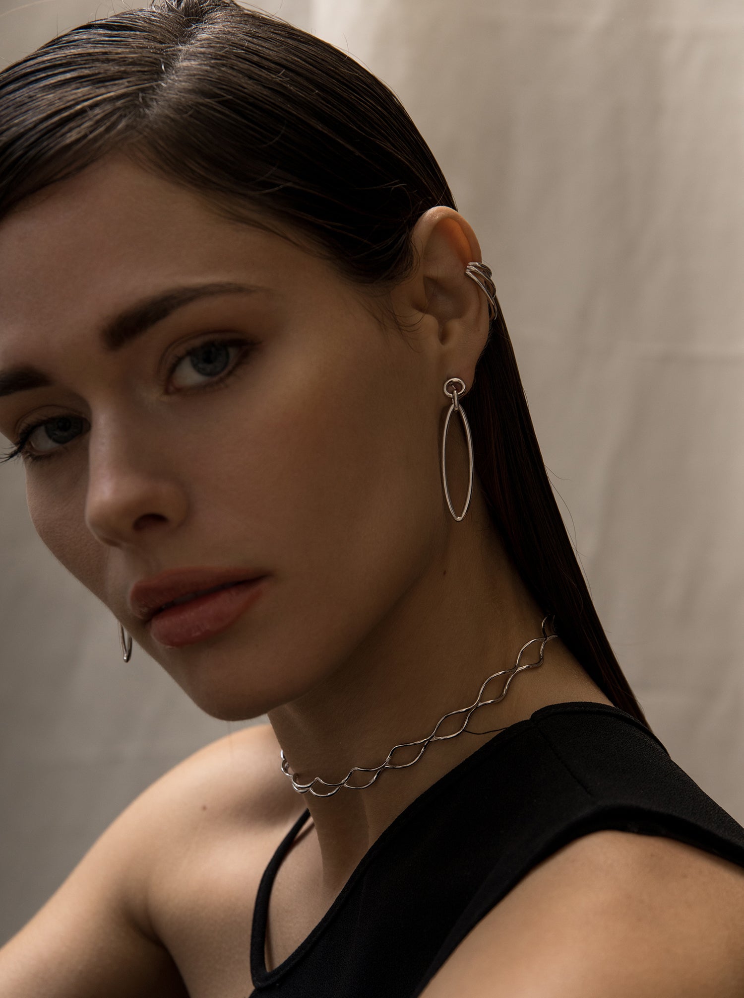 Pendientes con colgantes en plata lisa con un pequeño aro y diseño ovalado