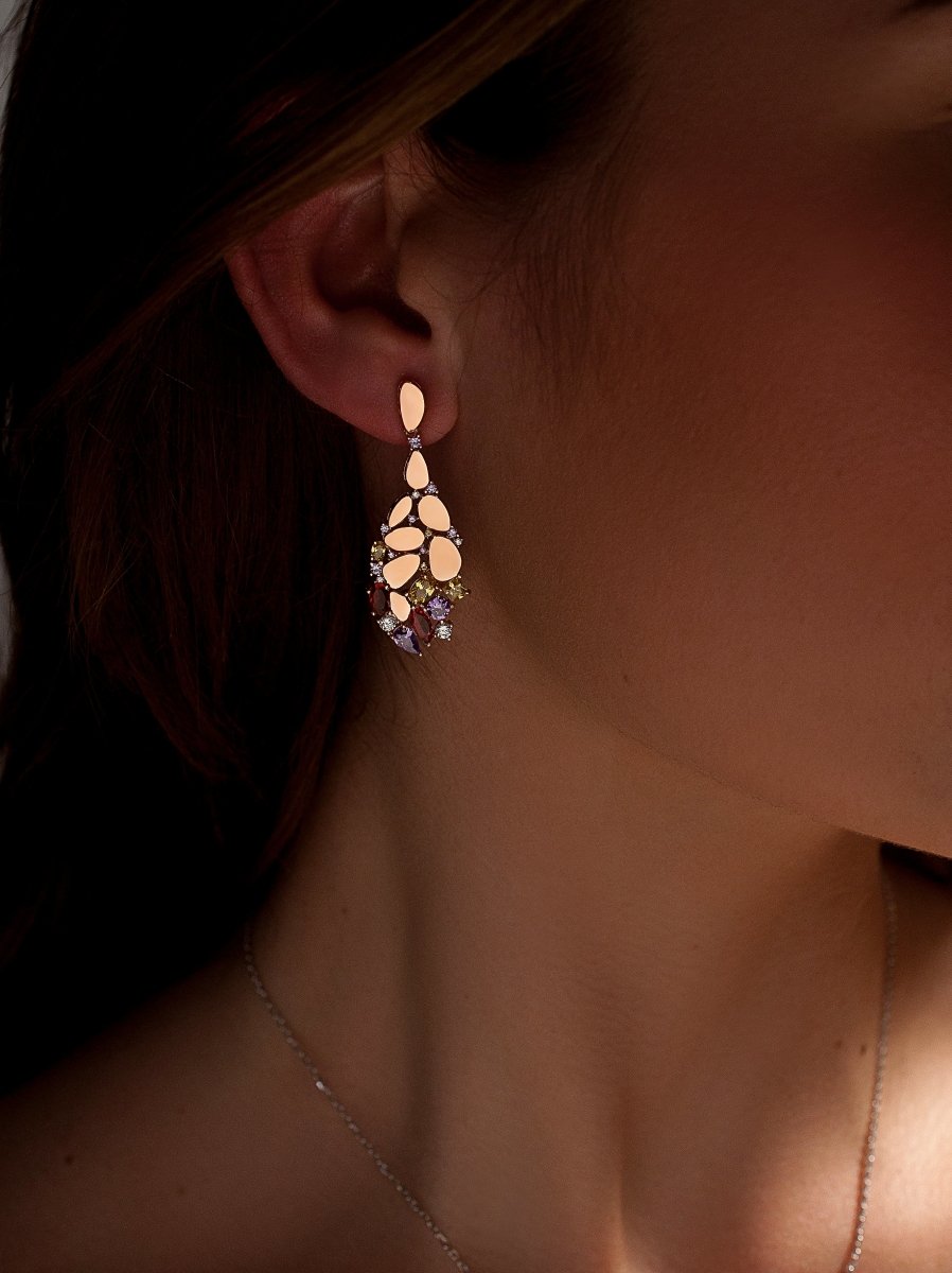 Pendientes de piedras de colores combinados con plata rosé