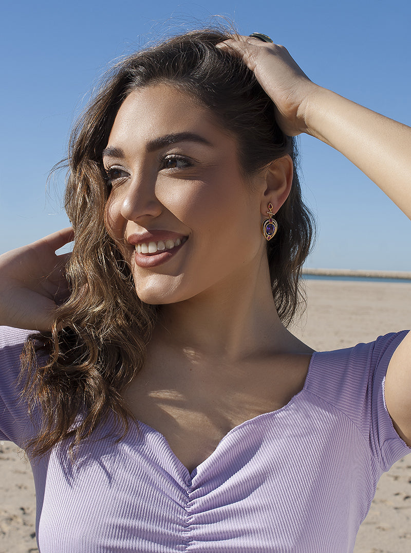 Pendientes de piedras de colores en tono amatista