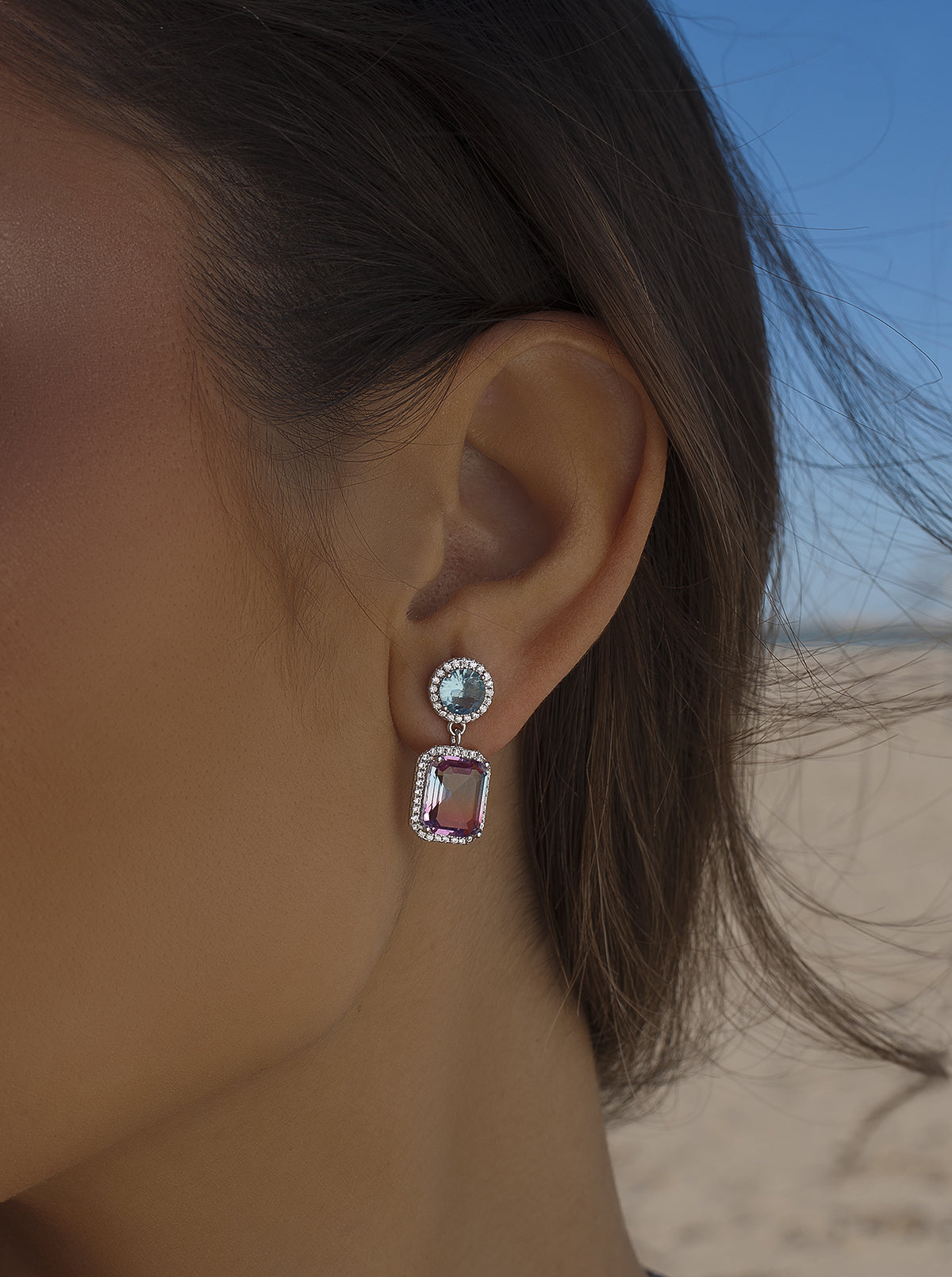 Pendientes de piedras de colores en tonos azul y rosa