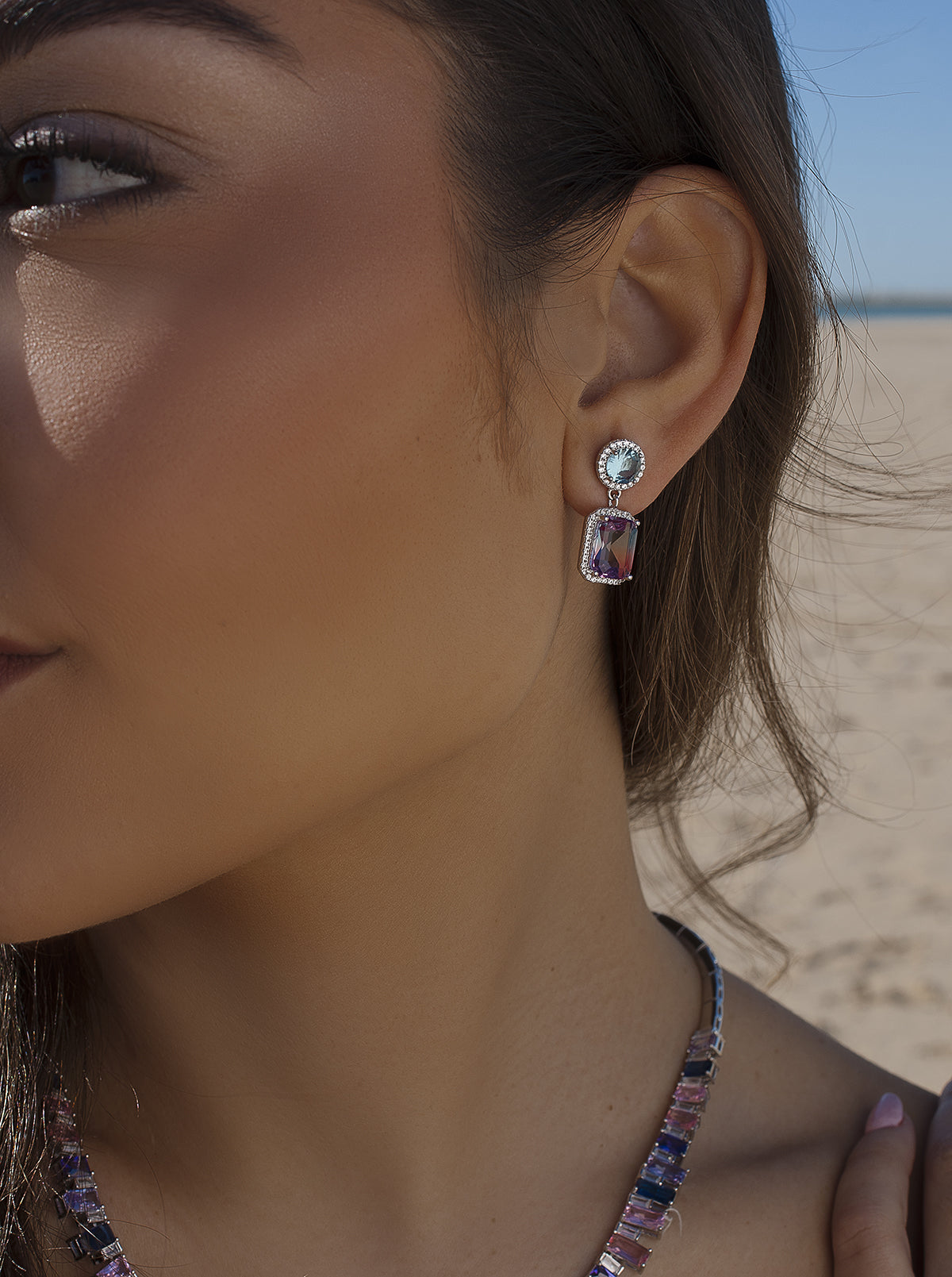 Pendientes de piedras de colores en tonos azul y rosa