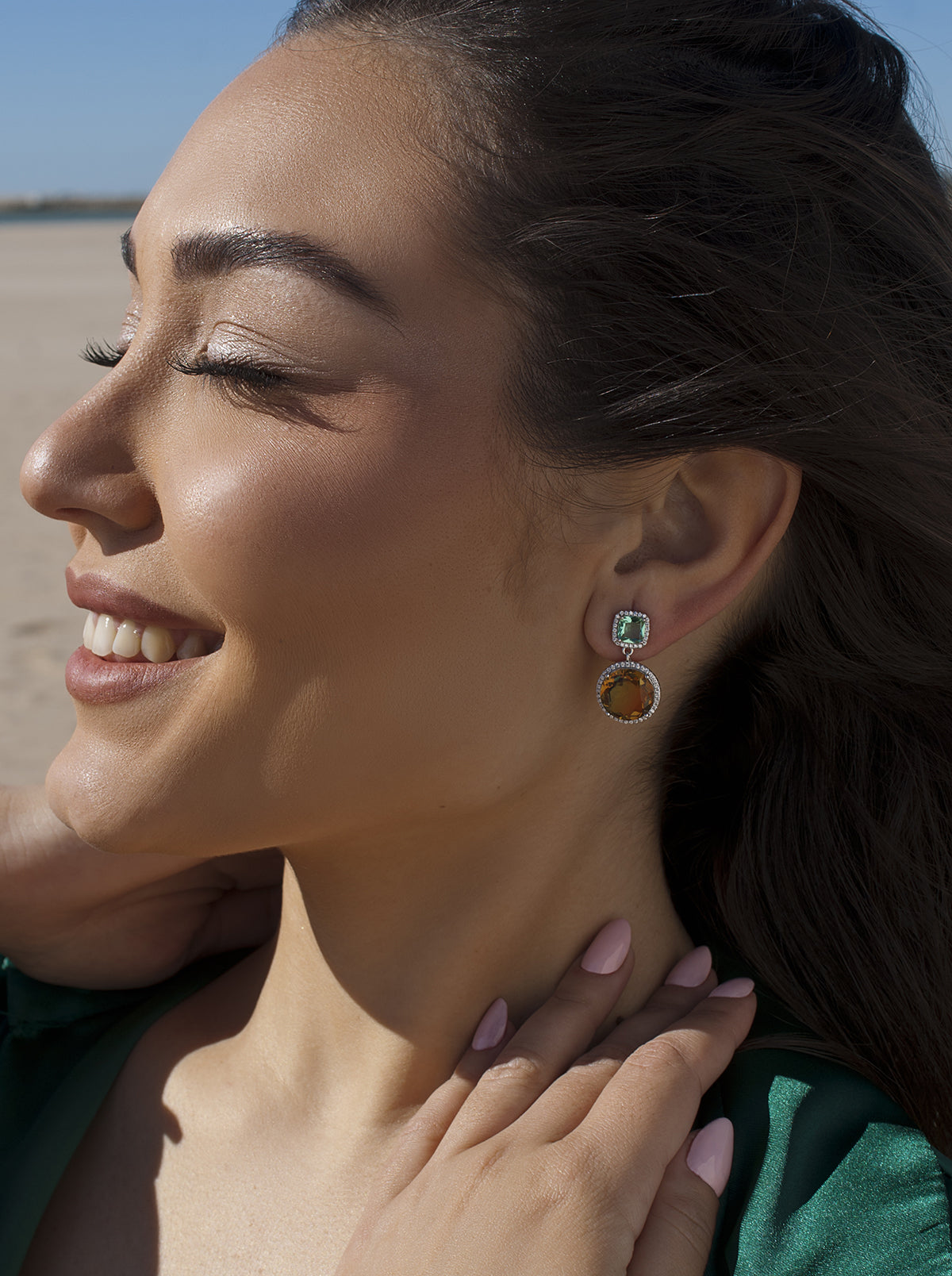 Pendientes de piedras de colores tonos verde y naranja