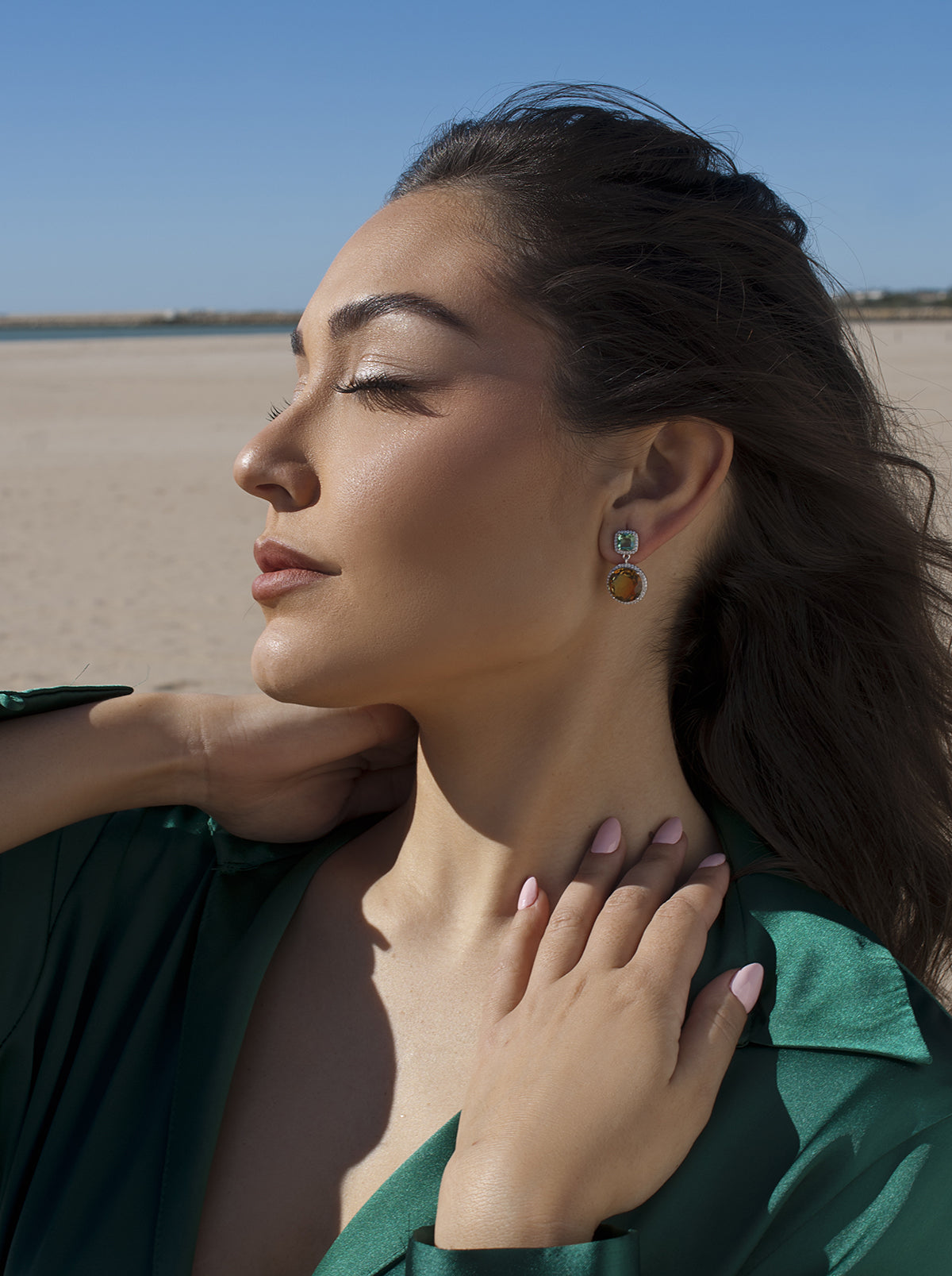 Pendientes de piedras de colores tonos verde y naranja