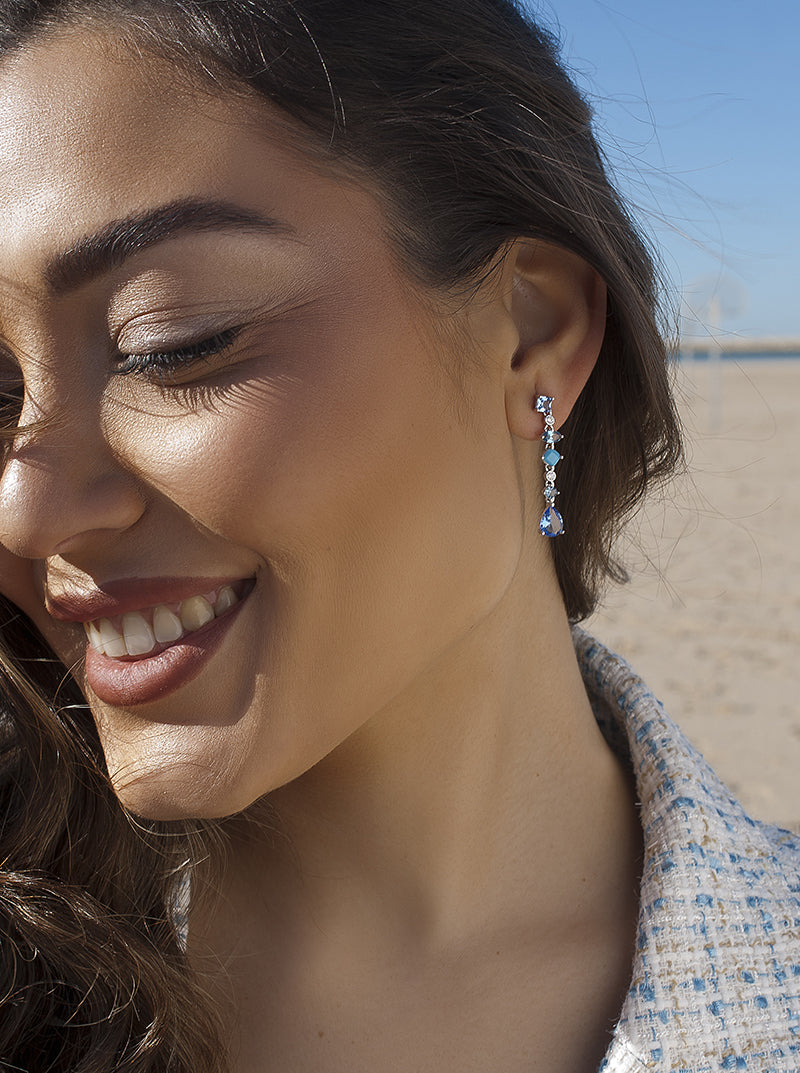Pendientes largos con gemas en tonos azules en diferentes formas