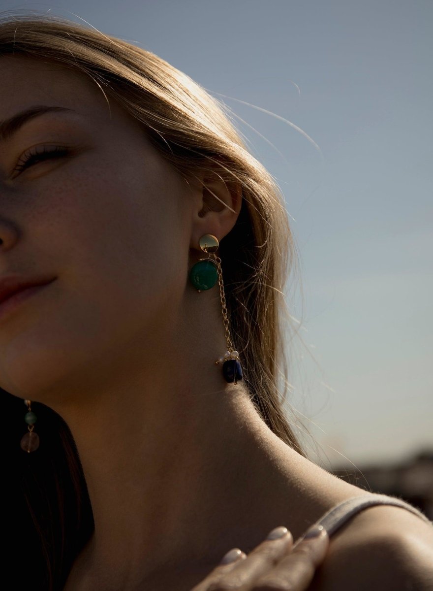 Pendientes largos de piedra natural bañados en oro