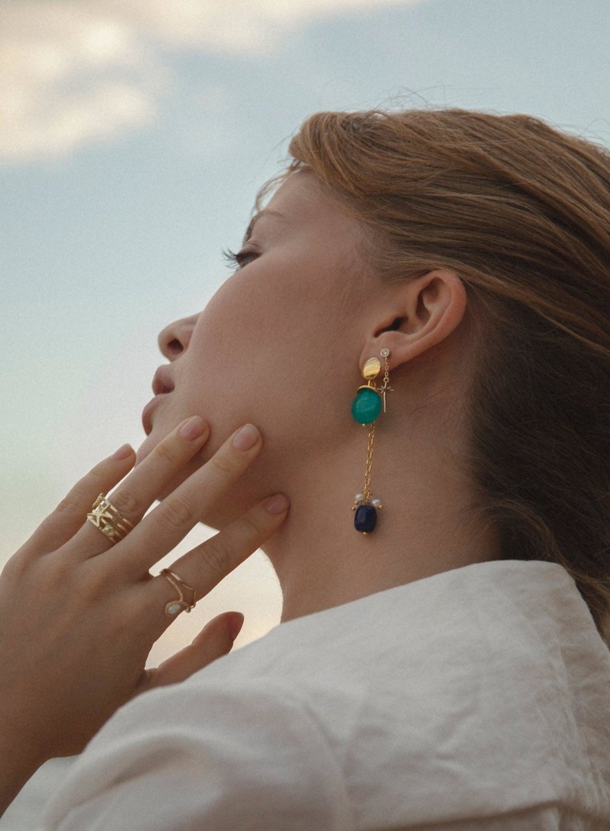 Pendientes largos de piedra natural bañados en oro