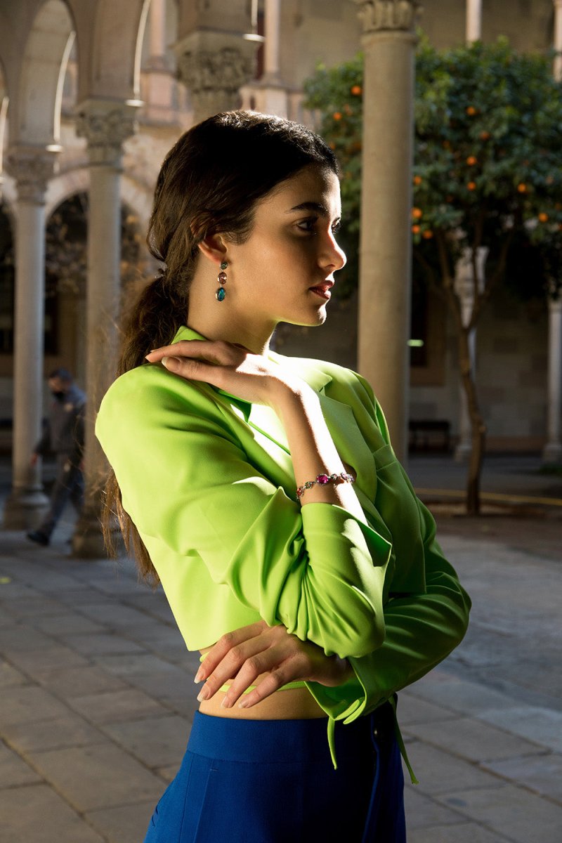 Boucles d'oreilles longs de pierres de couleurs design de trois gemmes