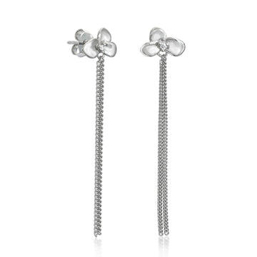 Pendientes largos de plata estilo cadena con motivo floral