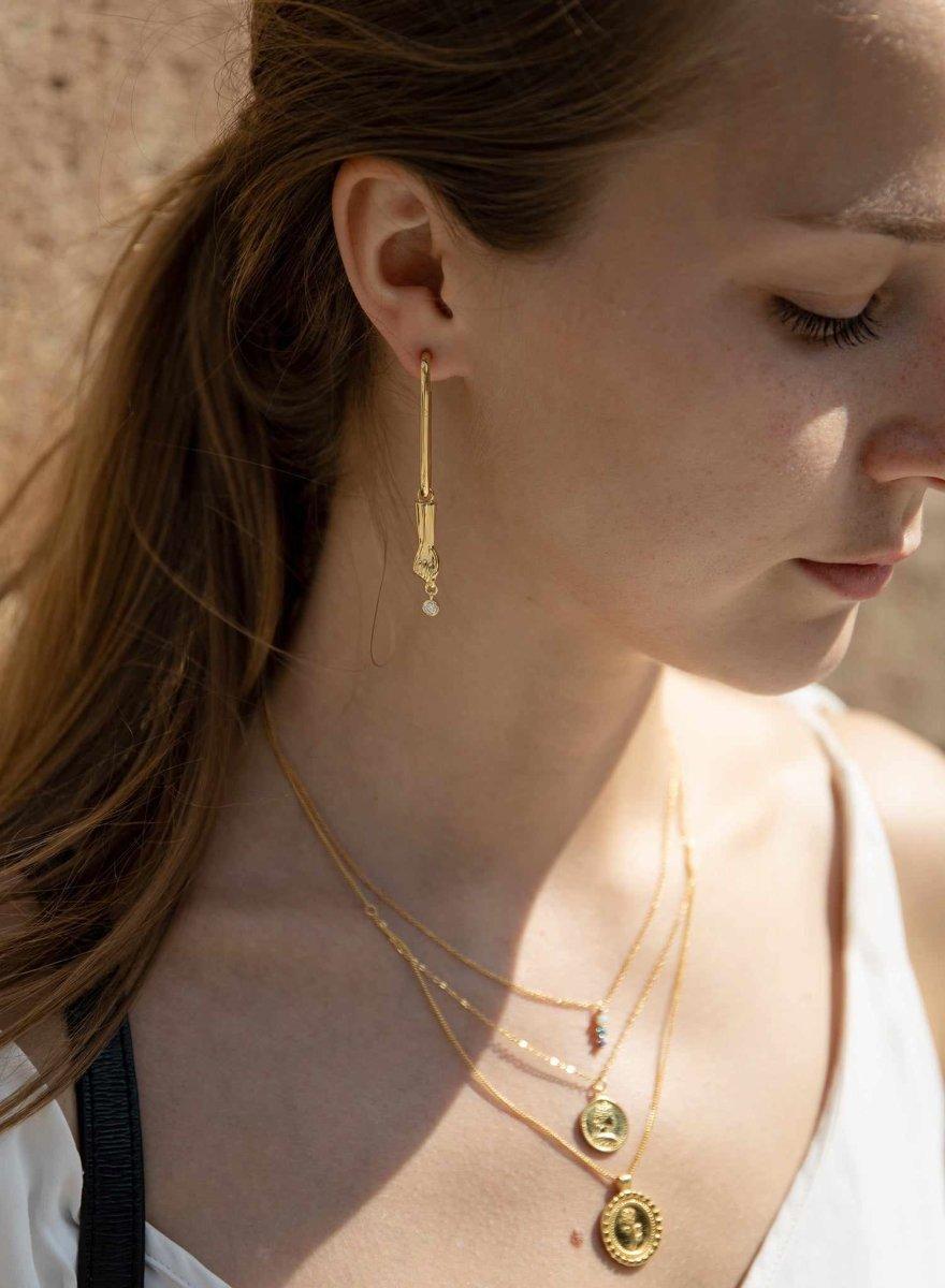 Pendientes largos de plata finos estilo aro diseño de mano y circonita baño en oro-LINEARGENT