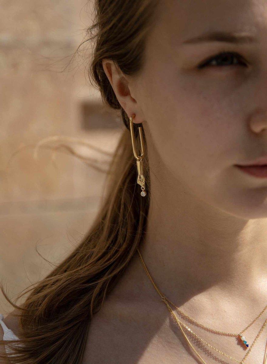 Pendientes largos de plata finos estilo aro diseño de mano y circonita baño en oro-LINEARGENT