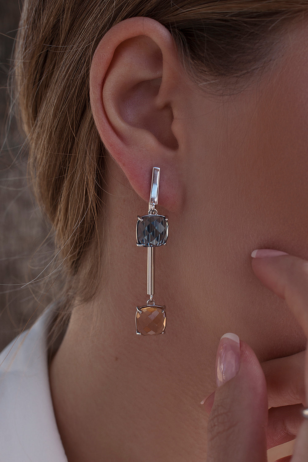 Pendientes largos estilo palillo con dos cuarzos adamantinos