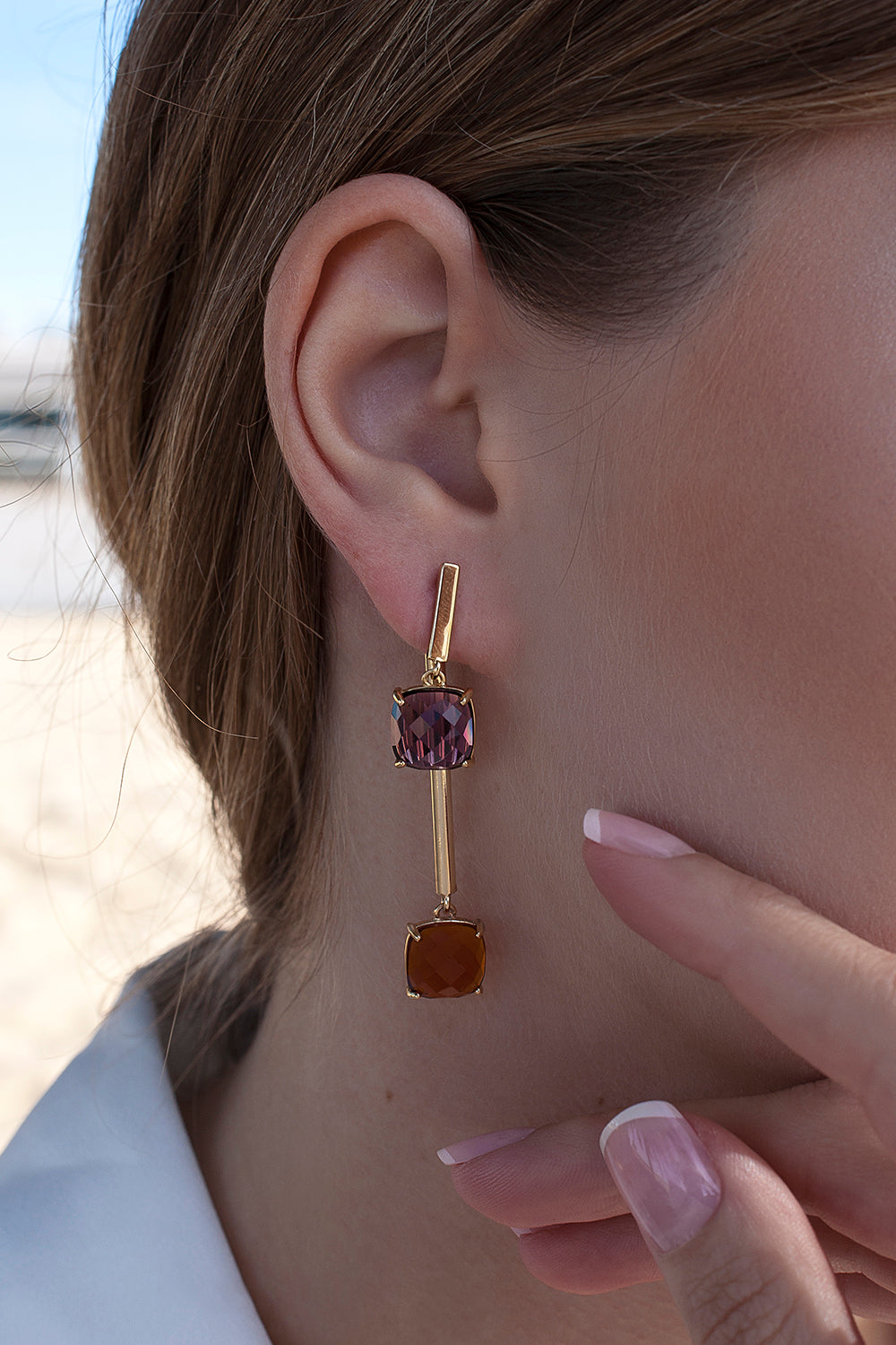 Pendientes largos estilo palillo con dos gemas bañados en oro