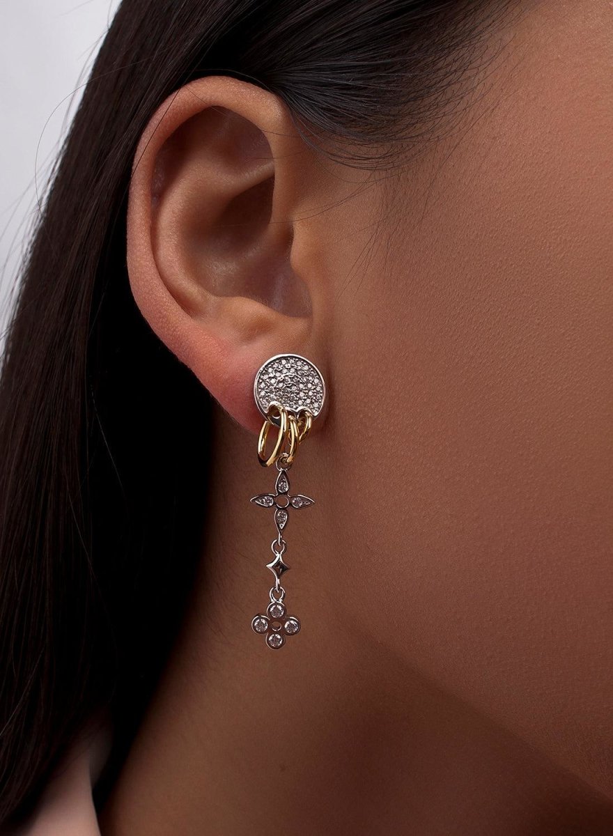 Pendientes largos finos de plata con charms de flores y circonitas