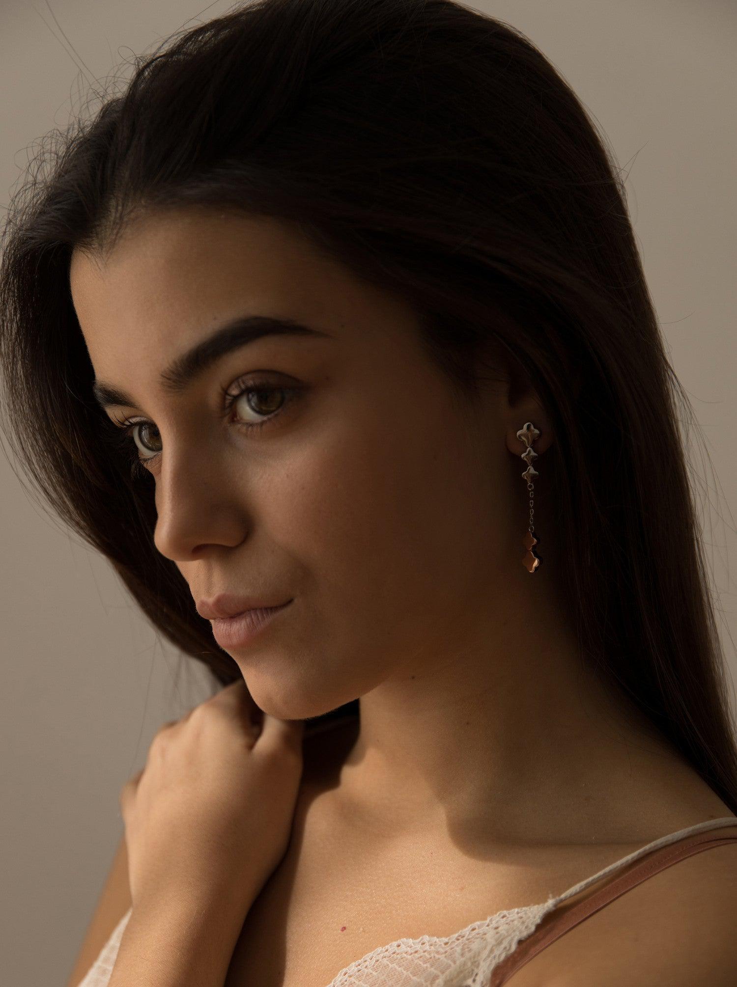 Boucles d'oreilles longs fins de argent design bicolore avec LINEARGENT