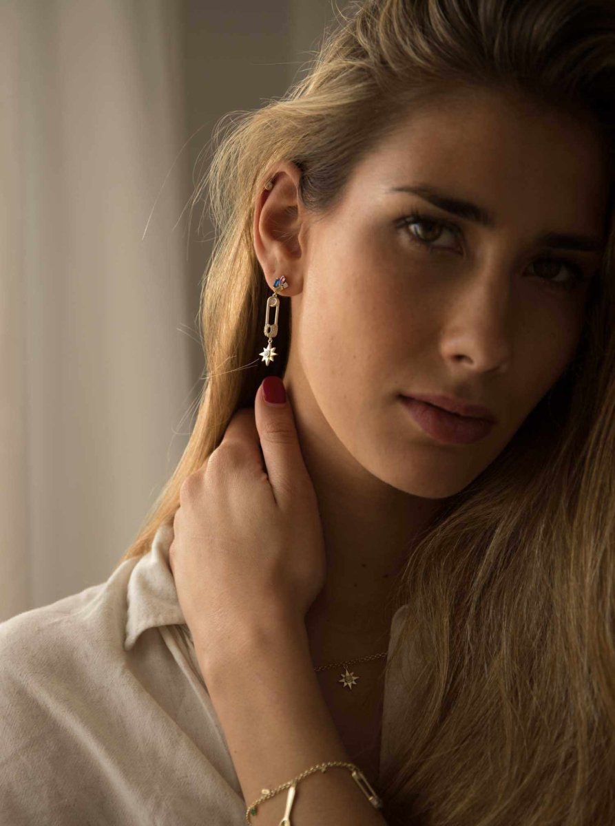 Boucles d'oreilles longs motif de motif épingle à nourrice et étoile avec zircons