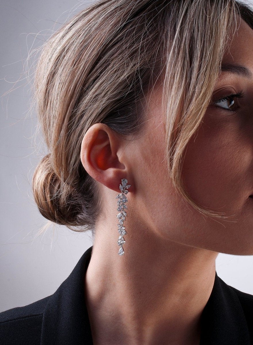 Pendientes largos novia de plata diseño floral con cuarzos adamantinos